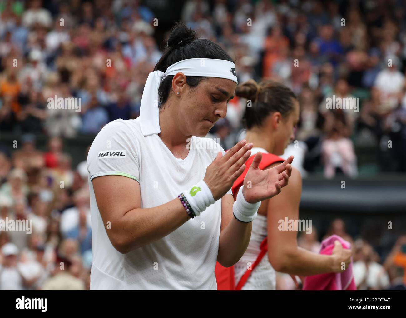 13 juillet 2023 ; All England Lawn tennis and Croquet Club, Londres, Angleterre : tournoi de tennis de Wimbledon ; ONS Jabeur (TUN) applaudit Aryna Sabalenka (BLR) après le match alors que ONS Jabeur (TUN) atteint la finale Banque D'Images
