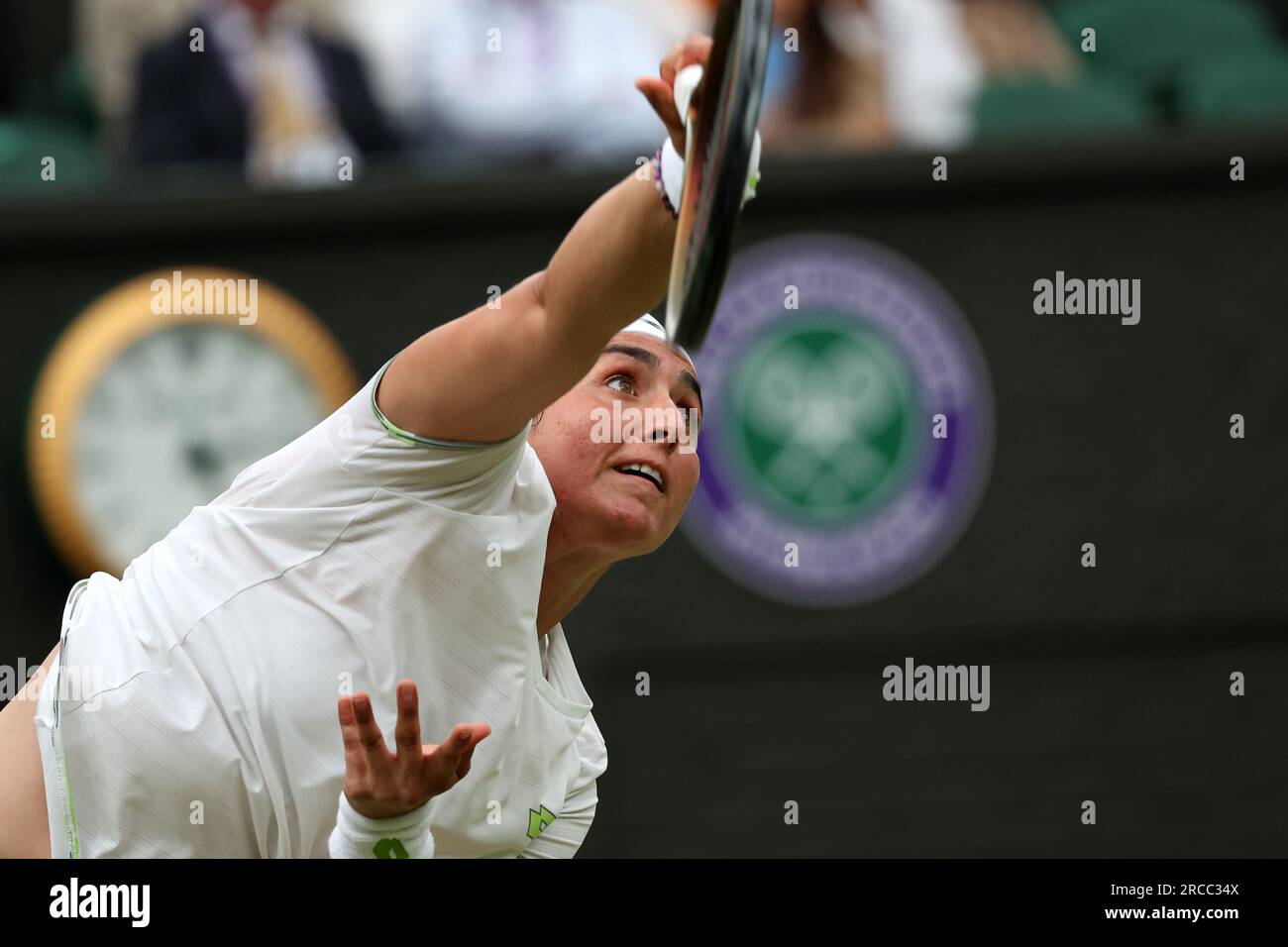 13 juillet 2023 ; All England Lawn tennis and Croquet Club, Londres, Angleterre : tournoi de tennis de Wimbledon ; ONS Jabeur (TUN) sert à Aryna Sabalenka (BLR) Banque D'Images