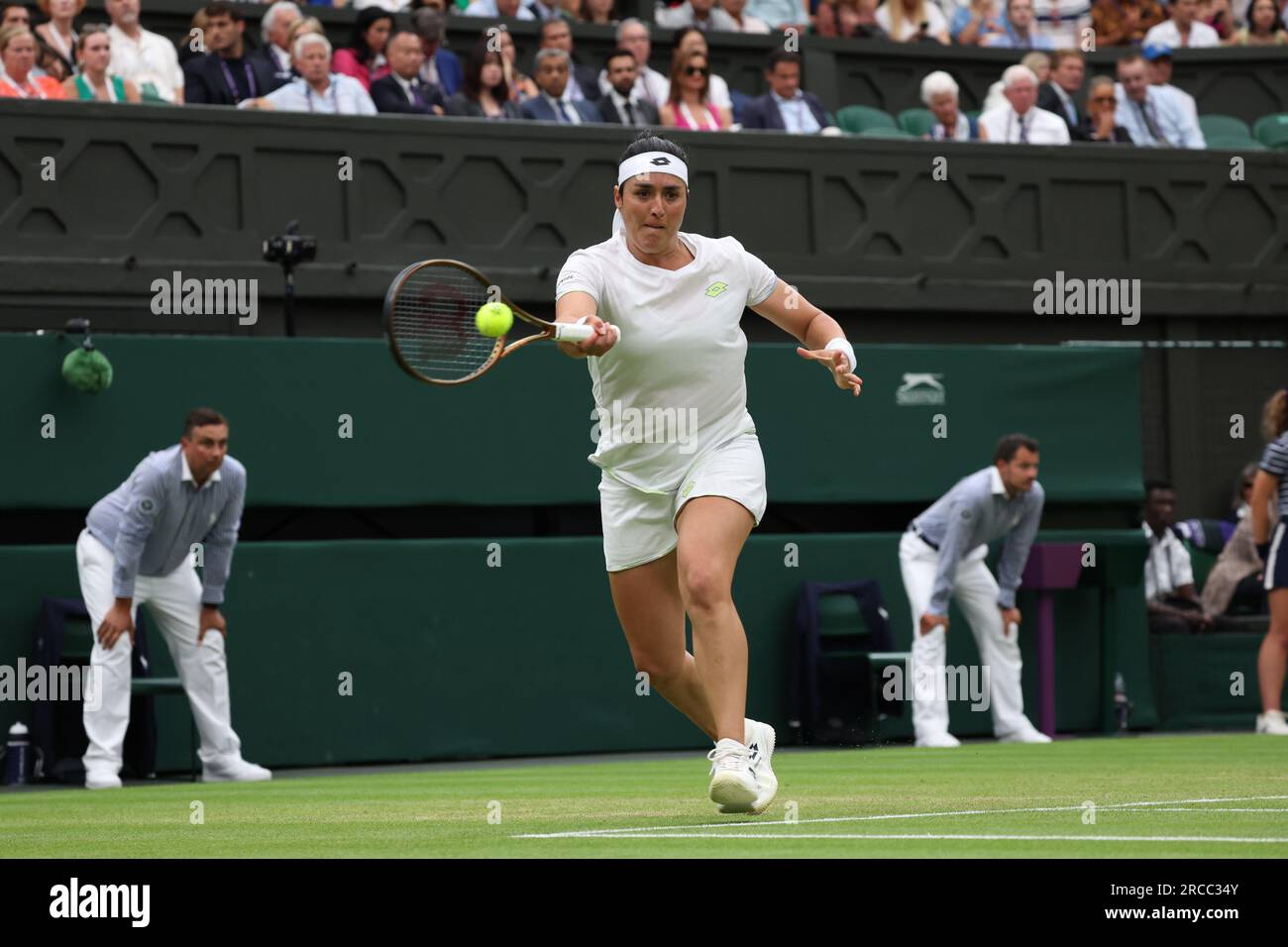13 juillet 2023 ; All England Lawn tennis and Croquet Club, Londres, Angleterre : tournoi de tennis de Wimbledon ; ONS Jabeur (TUN) revient à Aryna Sabalenka (BLR) Banque D'Images