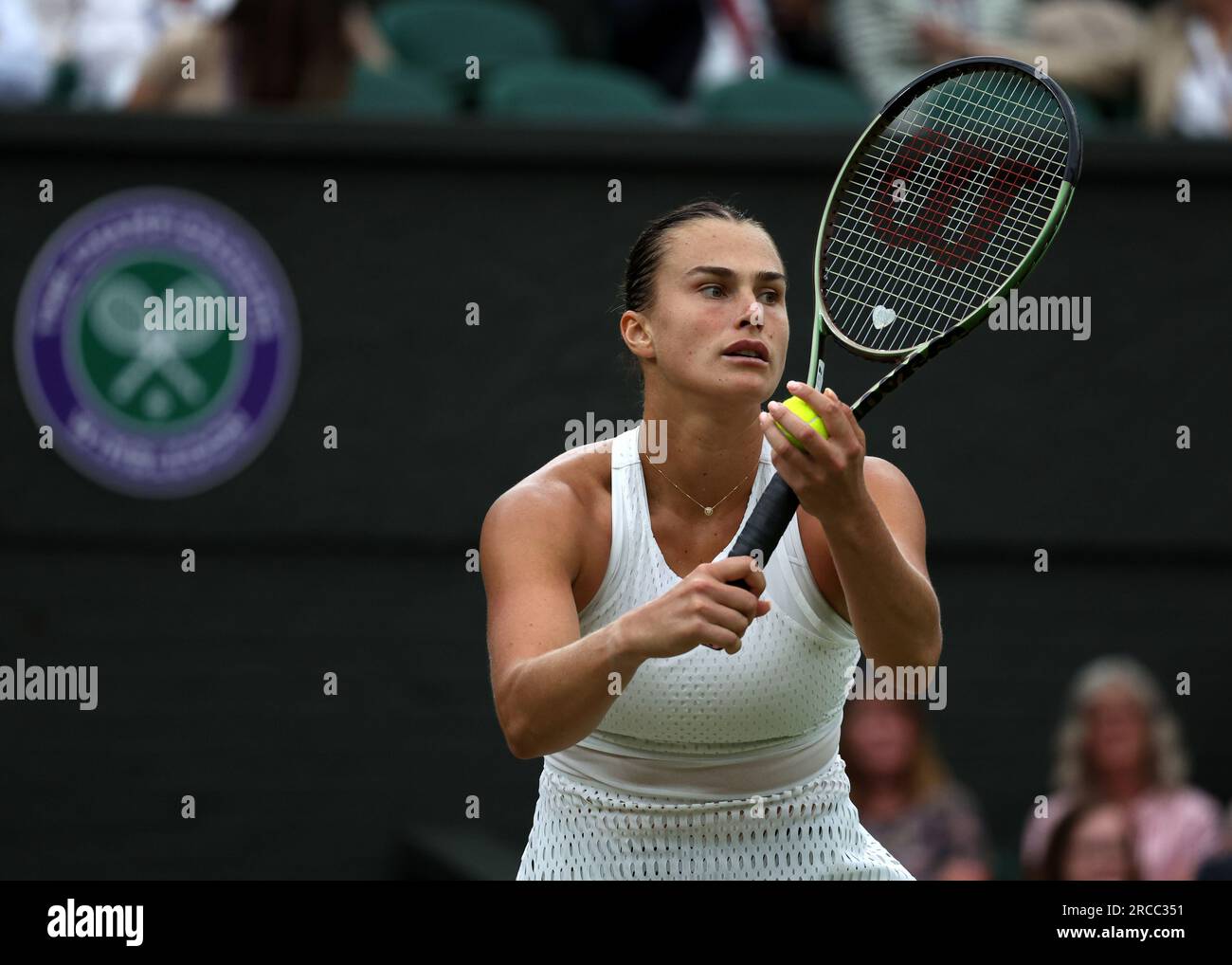 13 juillet 2023 ; All England Lawn tennis and Croquet Club, Londres, Angleterre : tournoi de tennis de Wimbledon ; Aryna Sabalenka (BLR) sert à ONS Jabeur (TUN) Banque D'Images