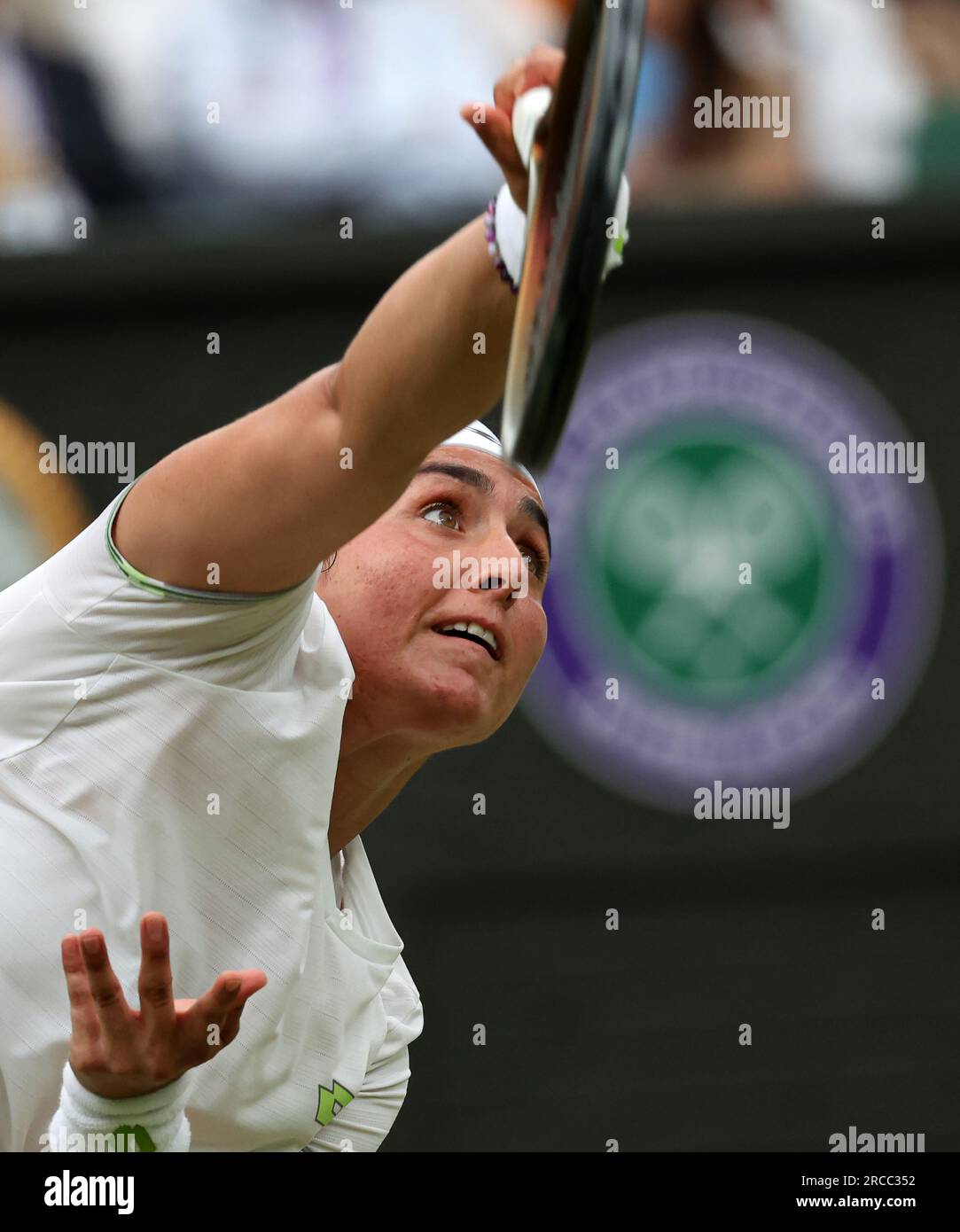 13 juillet 2023 ; All England Lawn tennis and Croquet Club, Londres, Angleterre : tournoi de tennis de Wimbledon ; ONS Jabeur (TUN) sert à Aryna Sabalenka (BLR) Banque D'Images