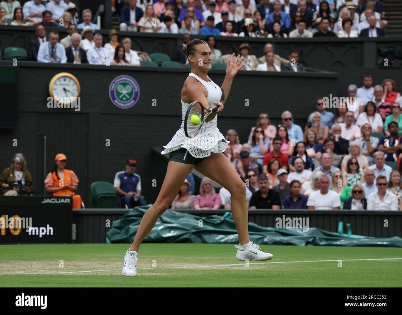 13 juillet 2023 ; All England Lawn tennis and Croquet Club, Londres, Angleterre : tournoi de tennis de Wimbledon ; Aryna Sabalenka (BLR) avec un coup de main à ONS Jabeur (TUN) Banque D'Images