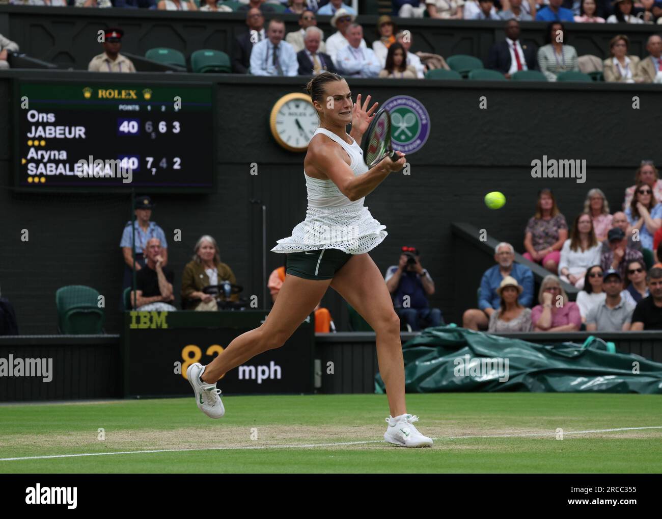 13 juillet 2023 ; All England Lawn tennis and Croquet Club, Londres, Angleterre : tournoi de tennis de Wimbledon ; Aryna Sabalenka (BLR) avec un coup de main à ONS Jabeur (TUN) Banque D'Images