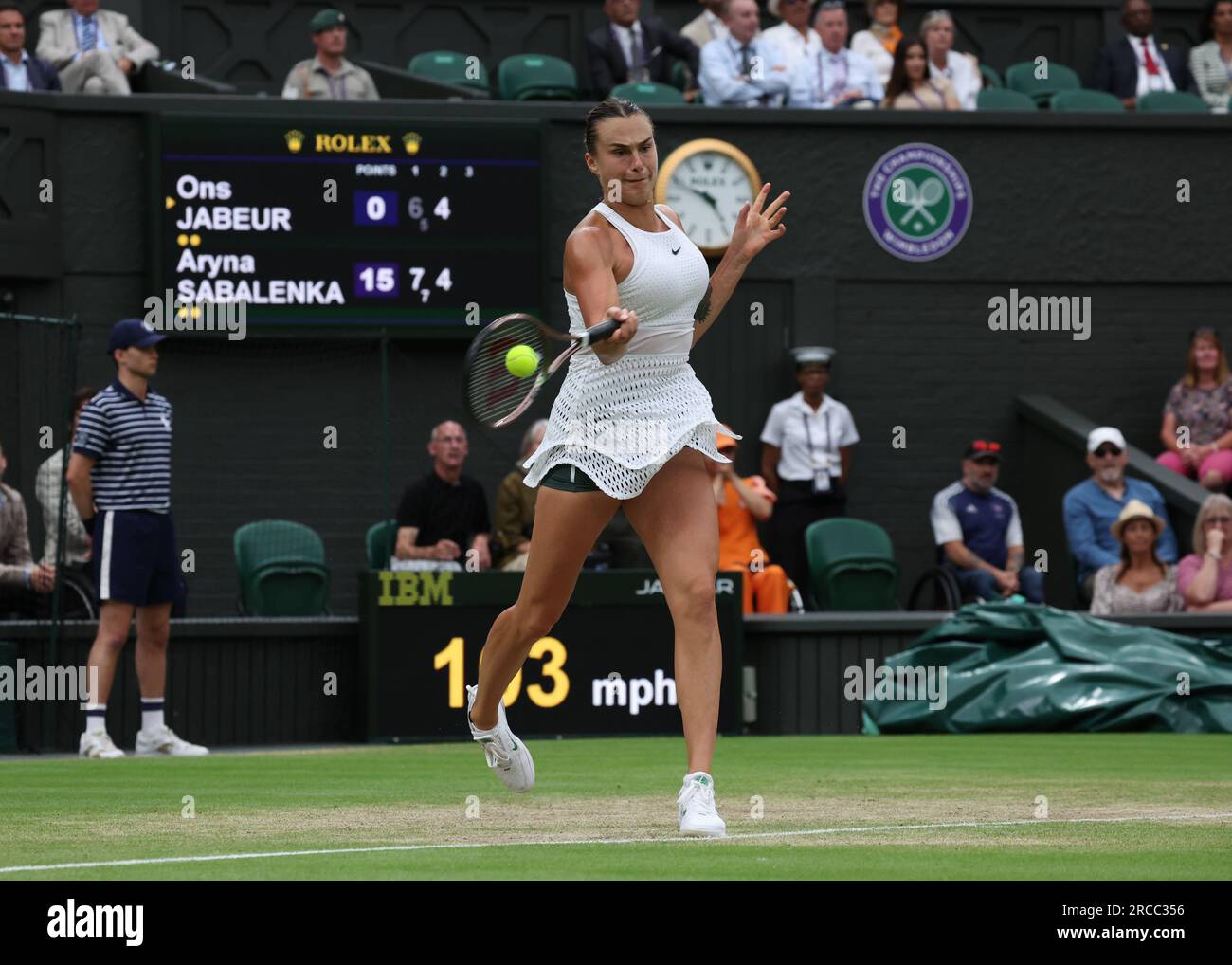 13 juillet 2023 ; All England Lawn tennis and Croquet Club, Londres, Angleterre : tournoi de tennis de Wimbledon ; Aryna Sabalenka (BLR) avec un coup de main à ONS Jabeur (TUN) Banque D'Images