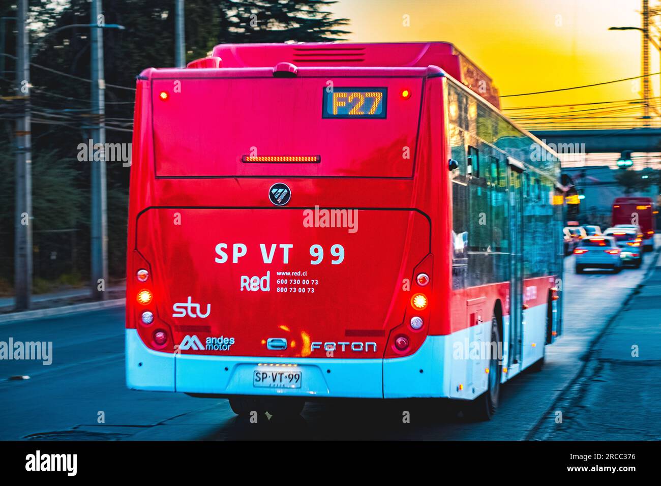 Santiago, Chili - avril 21 2023 : un transport public Transantiago, ou Red Metropolitana de Movilidad, bus faisant la route F27 Banque D'Images