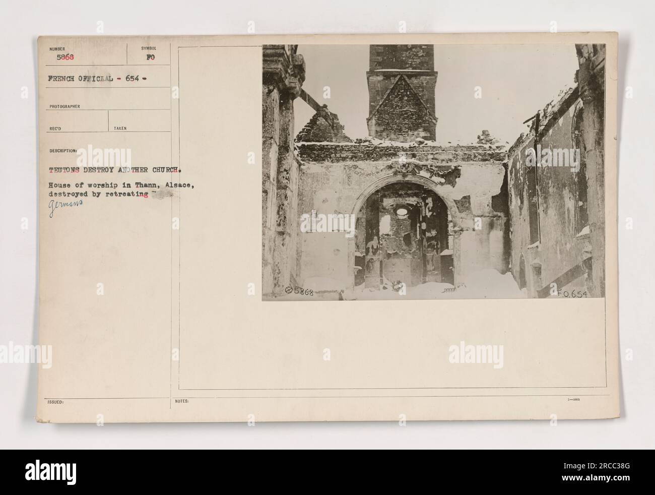 'L'église de Thann, Alsace, détruite par les forces allemandes en retraite pendant la première Guerre mondiale. Cette photographie officielle, numérotée 111-SC-5868, capture les conséquences de la destruction, servant de symbole de la dévastation causée par les Teutons dans cette région. » Banque D'Images