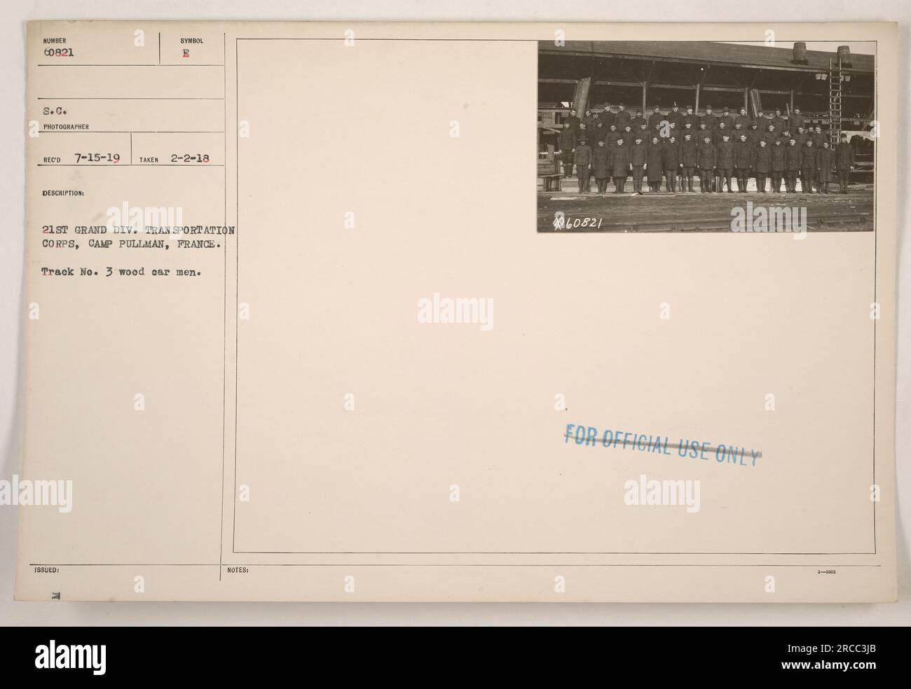 Soldats du corps de transport de la 21e Division au Camp Pullman, France. Ils travaillent sur la voie n° 3, plus précisément avec des wagons en bois. Cette photographie a été prise le 2 février 1918. Le numéro d'identification des soldats est le 60821. L'image est marquée du symbole « B ». Cette information provient des archives du photographe du 15 juillet 1919. Remarque : cette photographie est réservée à un usage officiel. Banque D'Images