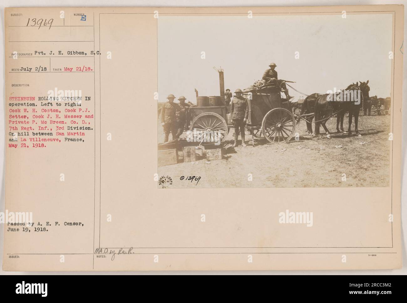 Le soldat J. E. Gibbon a capturé cette photographie le 21 mai 1918, montrant le Numble Steinburn Rolling Kitchen en opération. Les individus sur l'image sont Cook W. H. Coston, Cook P.J. Setter, Cook J. H. Messer et le soldat P. Mc Breen, tous de Co. D., 7th Regt. INF., 3e Division. La photo a été prise sur une colline entre San Martin et la Villeneuve, France. L'image a été approuvée par A. E. F. censor le 19 juin 1918. Banque D'Images