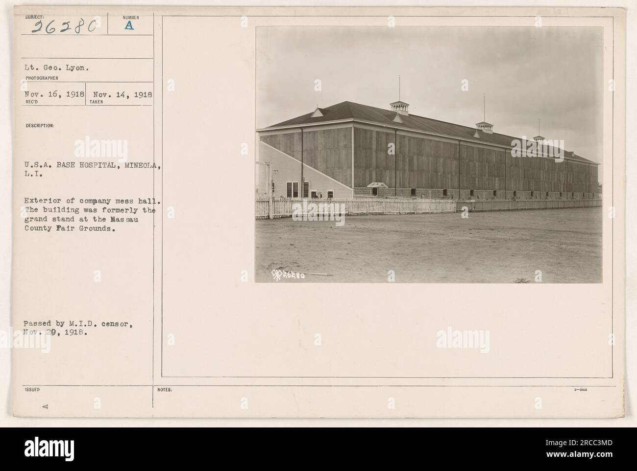 Extérieur d'une salle de mess de l'entreprise dans un hôpital américain de Mineola, L.I., anciennement la tribune du parc des expositions du comté de Nassau. La photo a été prise le 14 novembre 1918 et a été approuvée par le censeur du M.I.D. le 20 novembre 1918. Légende par Lt. Geo. Lyon. Banque D'Images