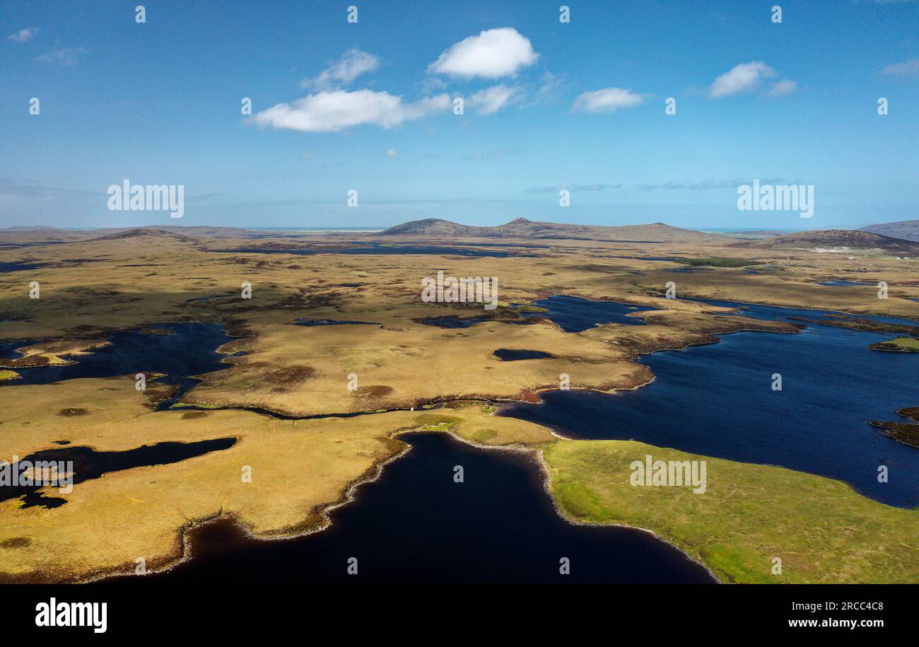 North Uist. NW sur Loch na Maighdein, Loch Sgealtair à Maari, Crogearraidh Mor, Crogearraidh Beag à partir de 3 km au sud-ouest de Lochmaddy. Tourbières et lochans Banque D'Images