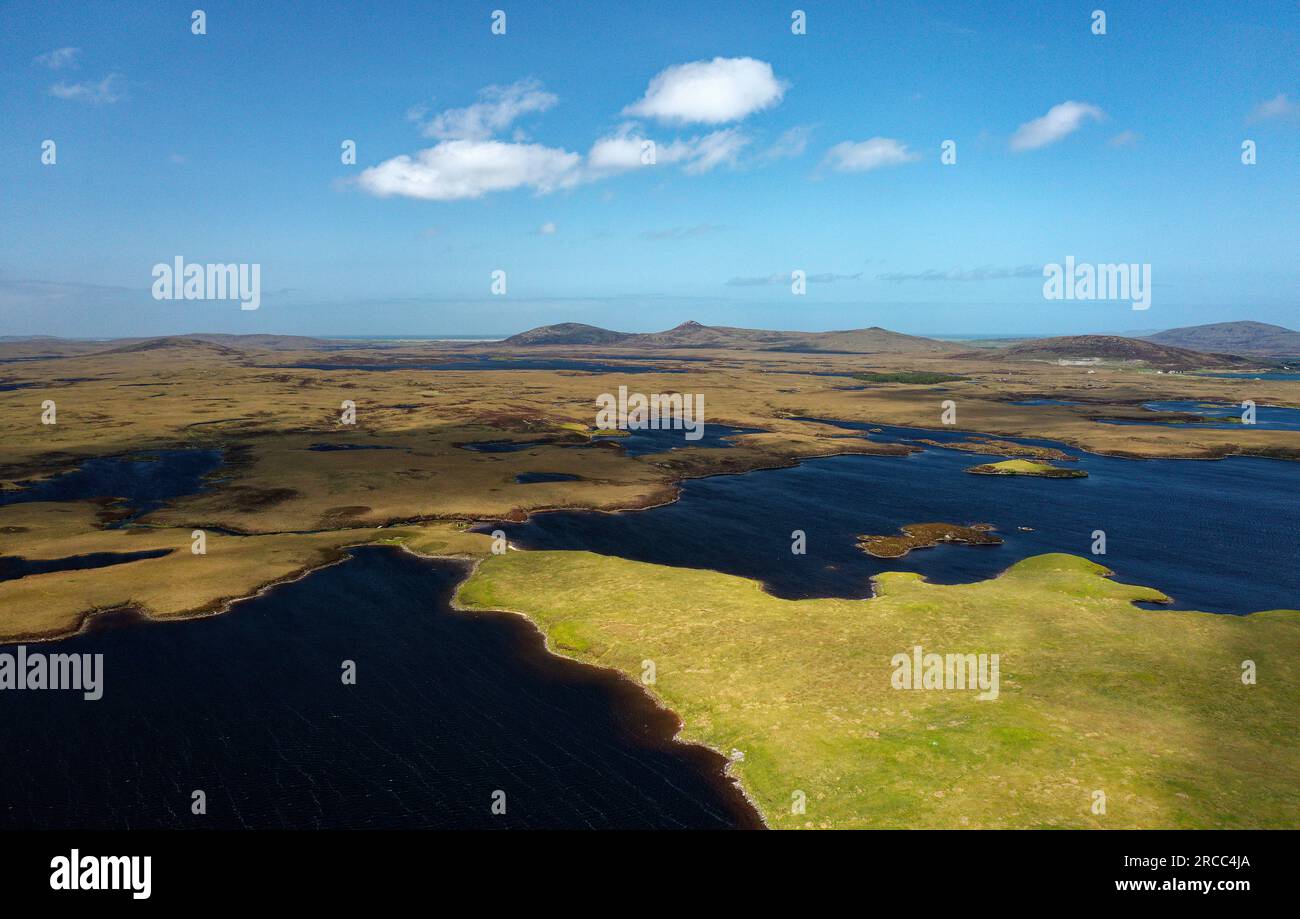 North Uist. NW sur Loch na Maighdein, Loch Sgealtair à Maari, Crogearraidh Mor, Crogearraidh Beag à partir de 3 km au sud-ouest de Lochmaddy. Tourbières et lochans Banque D'Images
