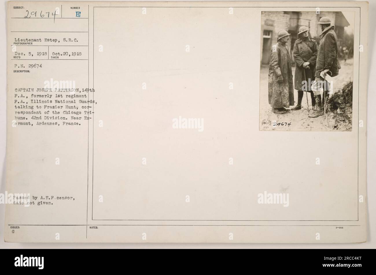 Lieutenant Estep, S.R.C est vu parler au capitaine Joseph Patterson du 149th F.A., anciennement 1st Regiment P.A. des gardes nationaux de l'Illinois. Ils sont engagés dans la conversation pendant que Frasier Hunt, correspondant du Chicago Tribune, écoute. Cette interaction a eu lieu près d'Ermont, Ardennes, France, pendant la première Guerre mondiale. Date de censure non fournie. Banque D'Images