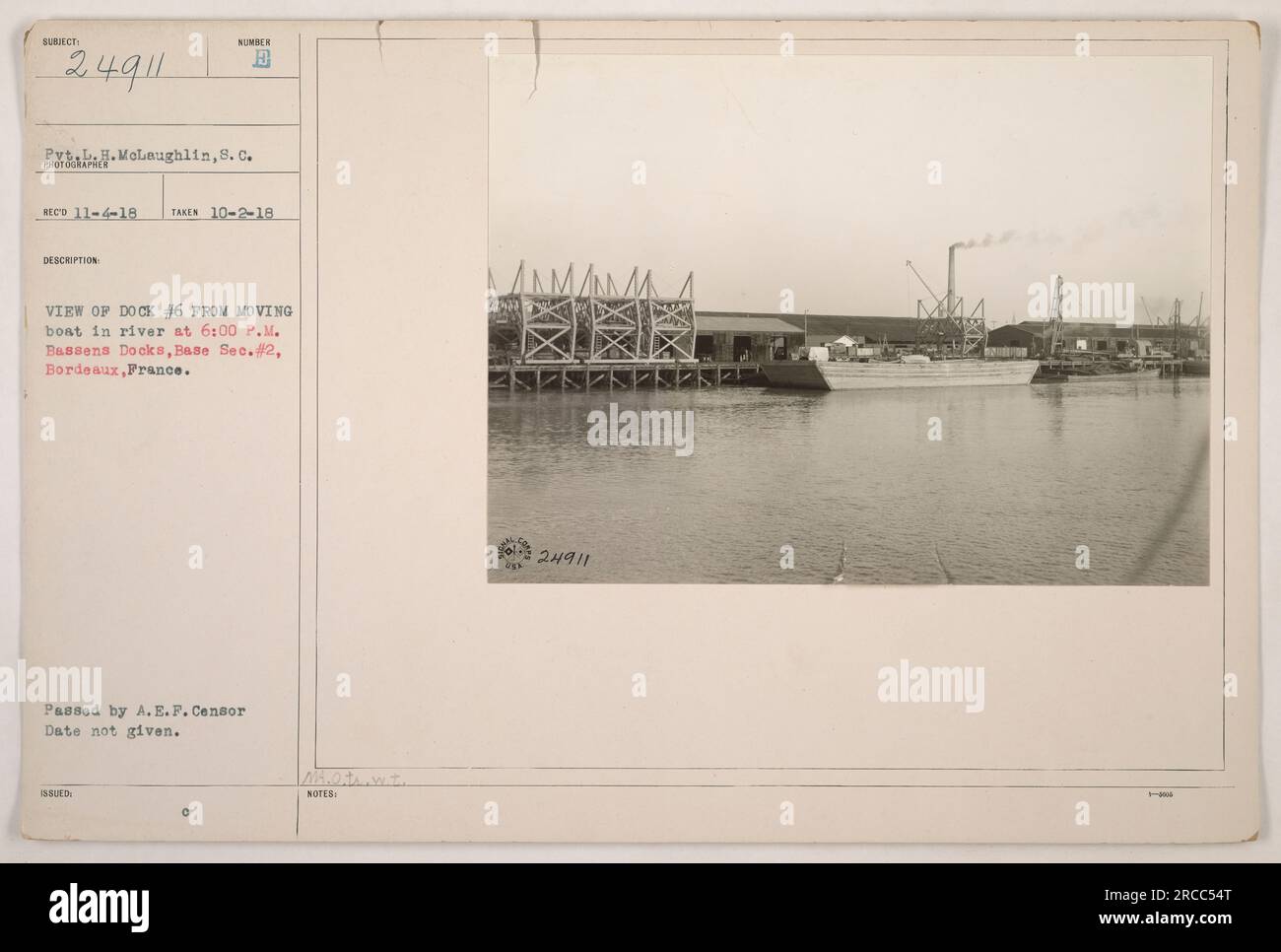 Une photographie prise le 2 octobre 1918 montre une vue du quai no 6 depuis un bateau en mouvement dans la rivière à 6:00 H. L'emplacement est Bassens Docks, Section de base #2, à Bordeaux, France. La photographie a été prise par Pvt. L.H. McLaughlin, 8C, et la date à laquelle il a été adopté par l'A.E.F. Le censeur est inconnu. La photographie est incluse dans la série 24911. Banque D'Images