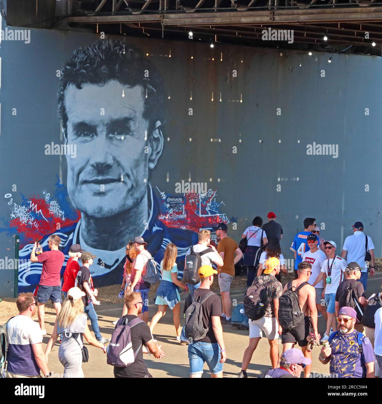 Le pilote britannique David Coulthard MBE, de l'artiste mural Murwalls, sur le circuit de Silverstone, peint pour le GP de F1 britannique 2023 Banque D'Images