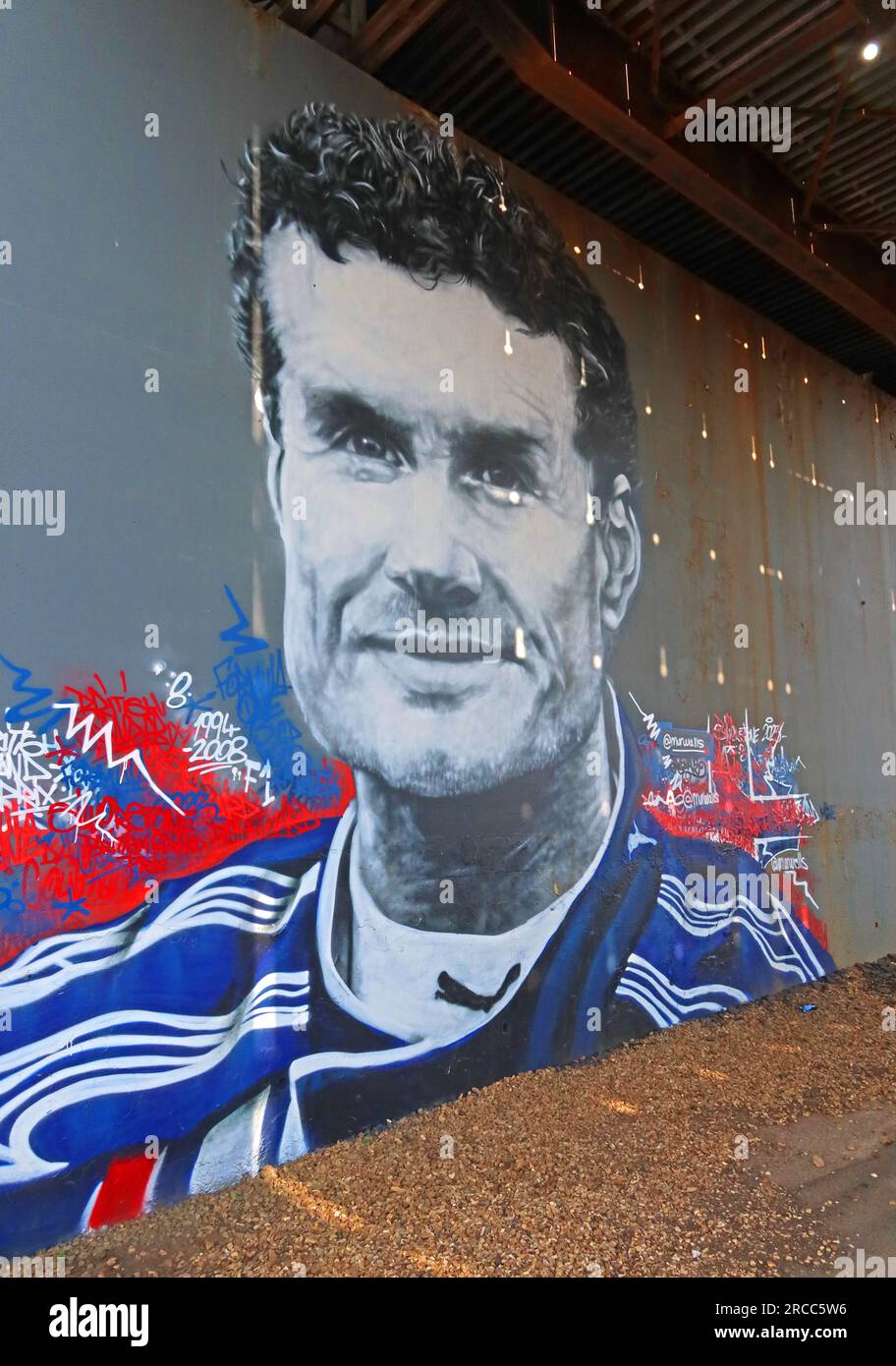 Le pilote britannique David Coulthard MBE, de l'artiste mural Murwalls, sur le circuit de Silverstone, peint pour le GP de F1 britannique 2023 Banque D'Images