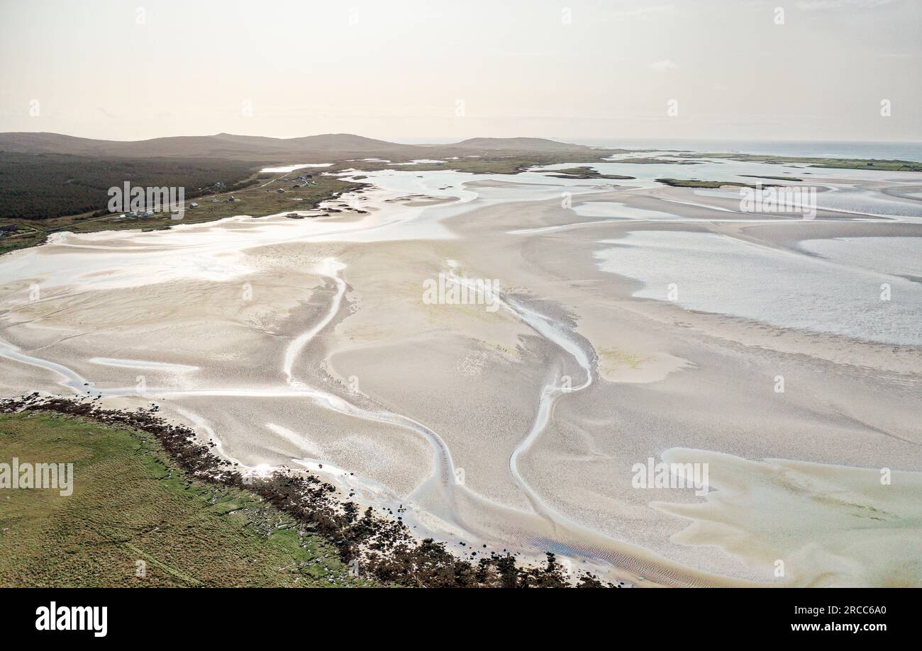 North Uist, Hébrides extérieures. Paysage côtier regardant à l'ouest de Malacleit sur la côte ouest des îles. Sable blanc de marée de Traigh Bhalaigh, Vallay Beach Banque D'Images