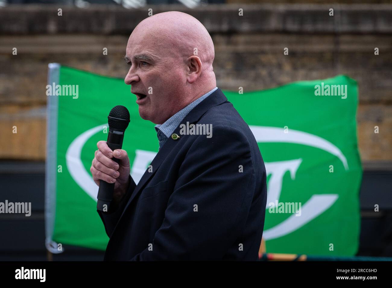Londres, Royaume-Uni. 13 juillet 2023. Sauvez nos billetteries. Mick Lynch, secrétaire général de l'Union nationale des travailleurs du rail, de la mer et des transports (RMT), s'exprime devant la gare de Kings Cross contre les propositions annoncées par les compagnies ferroviaires la semaine dernière qui pourraient voir fermer jusqu'à 1 000 guichets au cours des trois prochaines années. Crédit : Guy Corbishley/Alamy Live News Banque D'Images