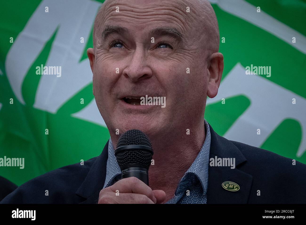 Londres, Royaume-Uni. 13 juillet 2023. Sauvez nos billetteries. Mick Lynch, secrétaire général de l'Union nationale des travailleurs du rail, de la mer et des transports (RMT), s'exprime devant la gare de Kings Cross contre les propositions annoncées par les compagnies ferroviaires la semaine dernière qui pourraient voir fermer jusqu'à 1 000 guichets au cours des trois prochaines années. Crédit : Guy Corbishley/Alamy Live News Banque D'Images