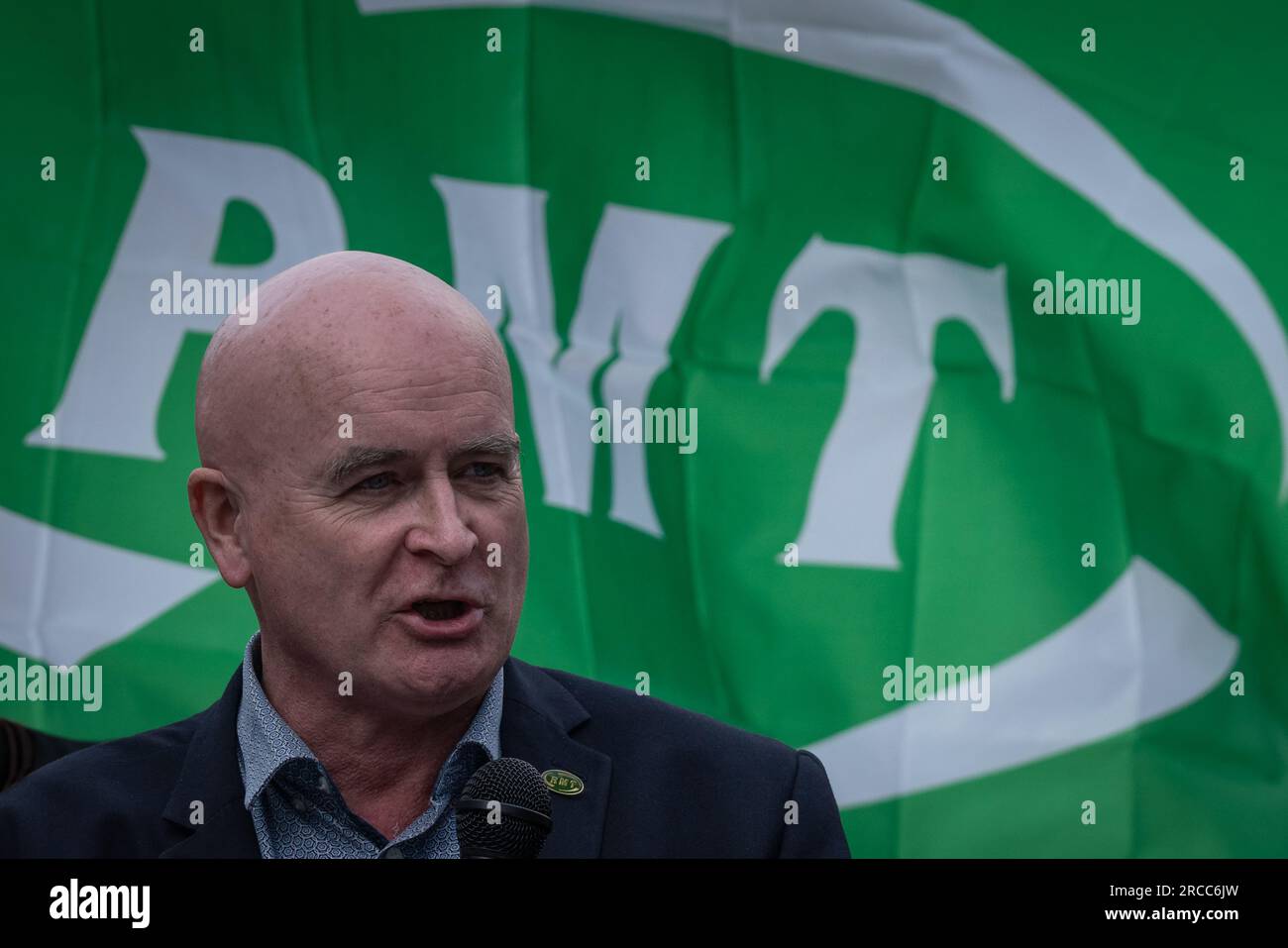 Londres, Royaume-Uni. 13 juillet 2023. Sauvez nos billetteries. Mick Lynch, secrétaire général de l'Union nationale des travailleurs du rail, de la mer et des transports (RMT), s'exprime devant la gare de Kings Cross contre les propositions annoncées par les compagnies ferroviaires la semaine dernière qui pourraient voir fermer jusqu'à 1 000 guichets au cours des trois prochaines années. Crédit : Guy Corbishley/Alamy Live News Banque D'Images