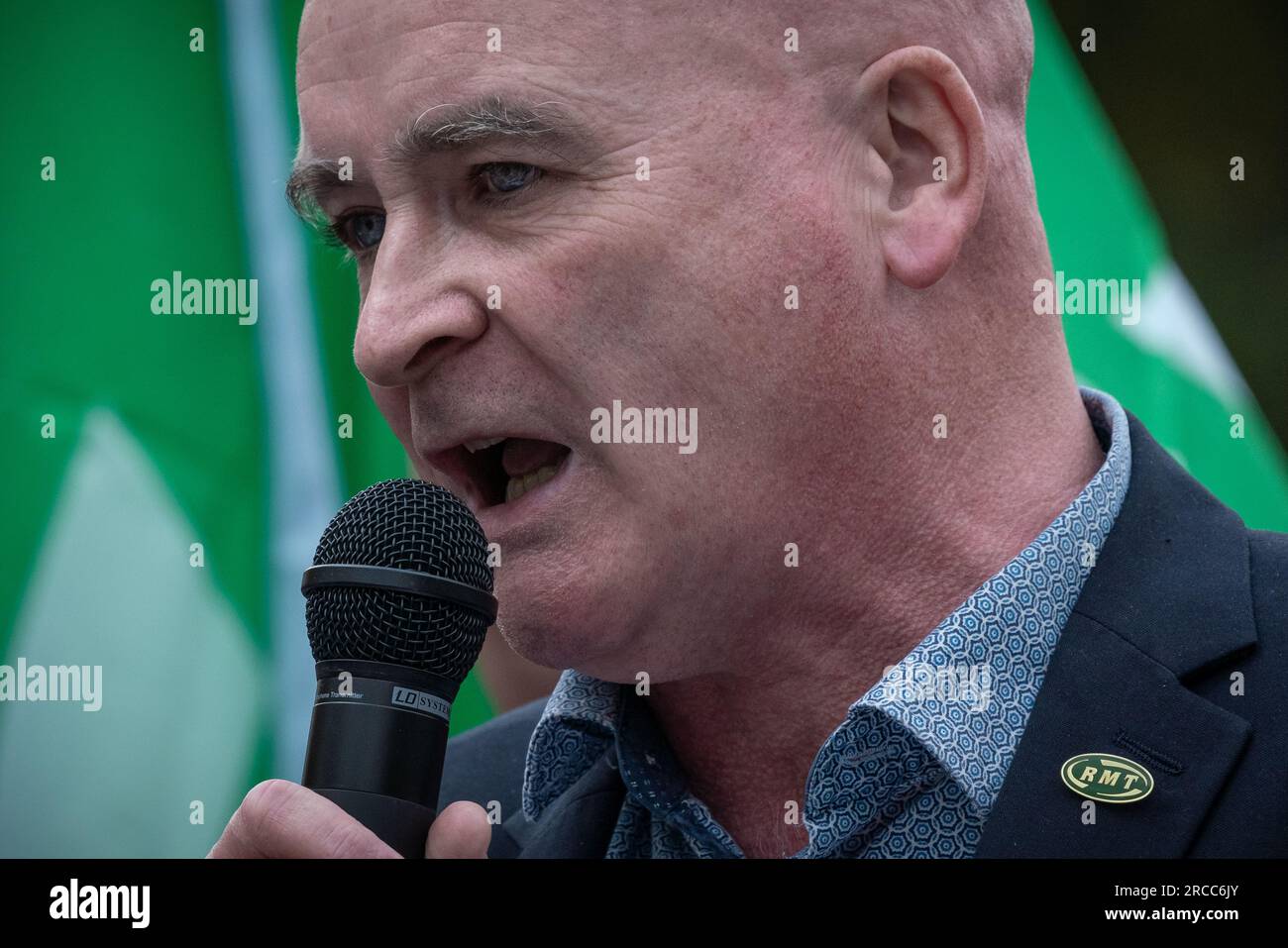 Londres, Royaume-Uni. 13 juillet 2023. Sauvez nos billetteries. Mick Lynch, secrétaire général de l'Union nationale des travailleurs du rail, de la mer et des transports (RMT), s'exprime devant la gare de Kings Cross contre les propositions annoncées par les compagnies ferroviaires la semaine dernière qui pourraient voir fermer jusqu'à 1 000 guichets au cours des trois prochaines années. Crédit : Guy Corbishley/Alamy Live News Banque D'Images