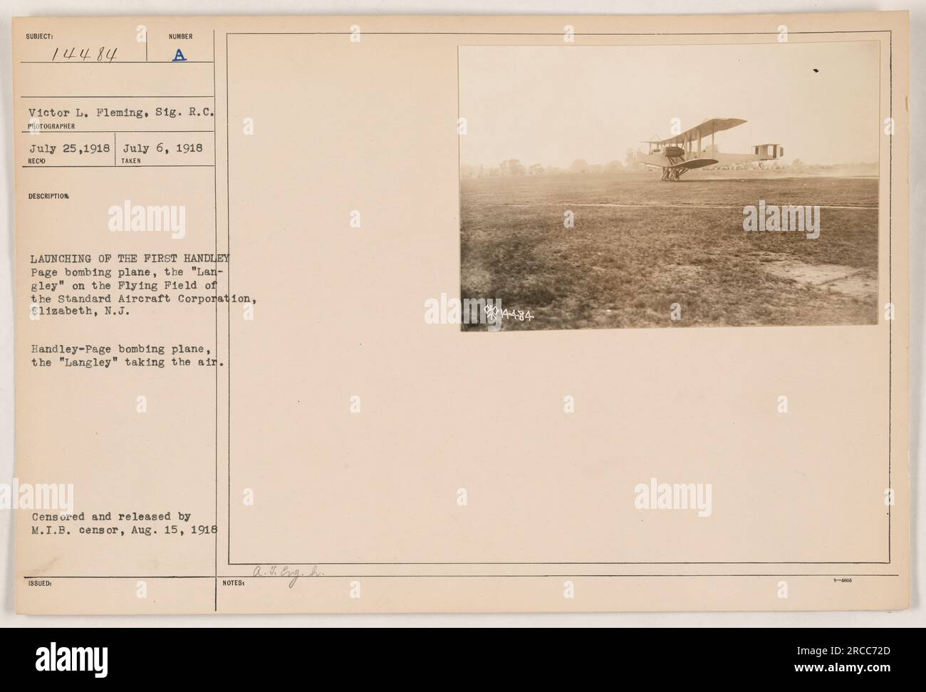 La photographie montre le lancement du premier avion de bombardement Handley-page, le Langley, au Flying Field de la Standard Aircraft Corporation à Elizabeth, New Jersey L'avion est vu décoller dans les airs. La photographie a été censurée et publiée par le censeur du M.I.B. le 15 août 1918. Banque D'Images
