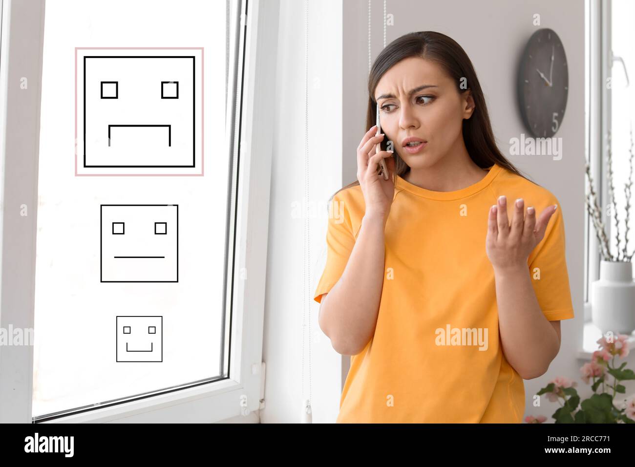 Femme insatisfaite donnant des commentaires négatifs par téléphone à la maison. Illustrations de visages tristes, neutres et heureux Banque D'Images