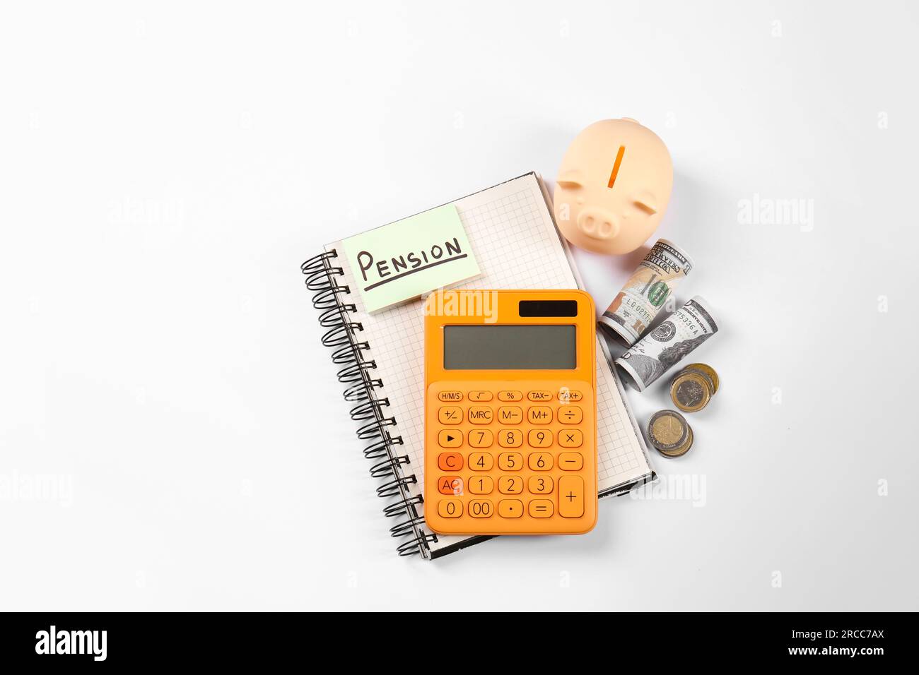 Calculatrice, carte avec le mot Pension, tirelire et argent sur fond blanc, vue de dessus. Concept de retraite Banque D'Images