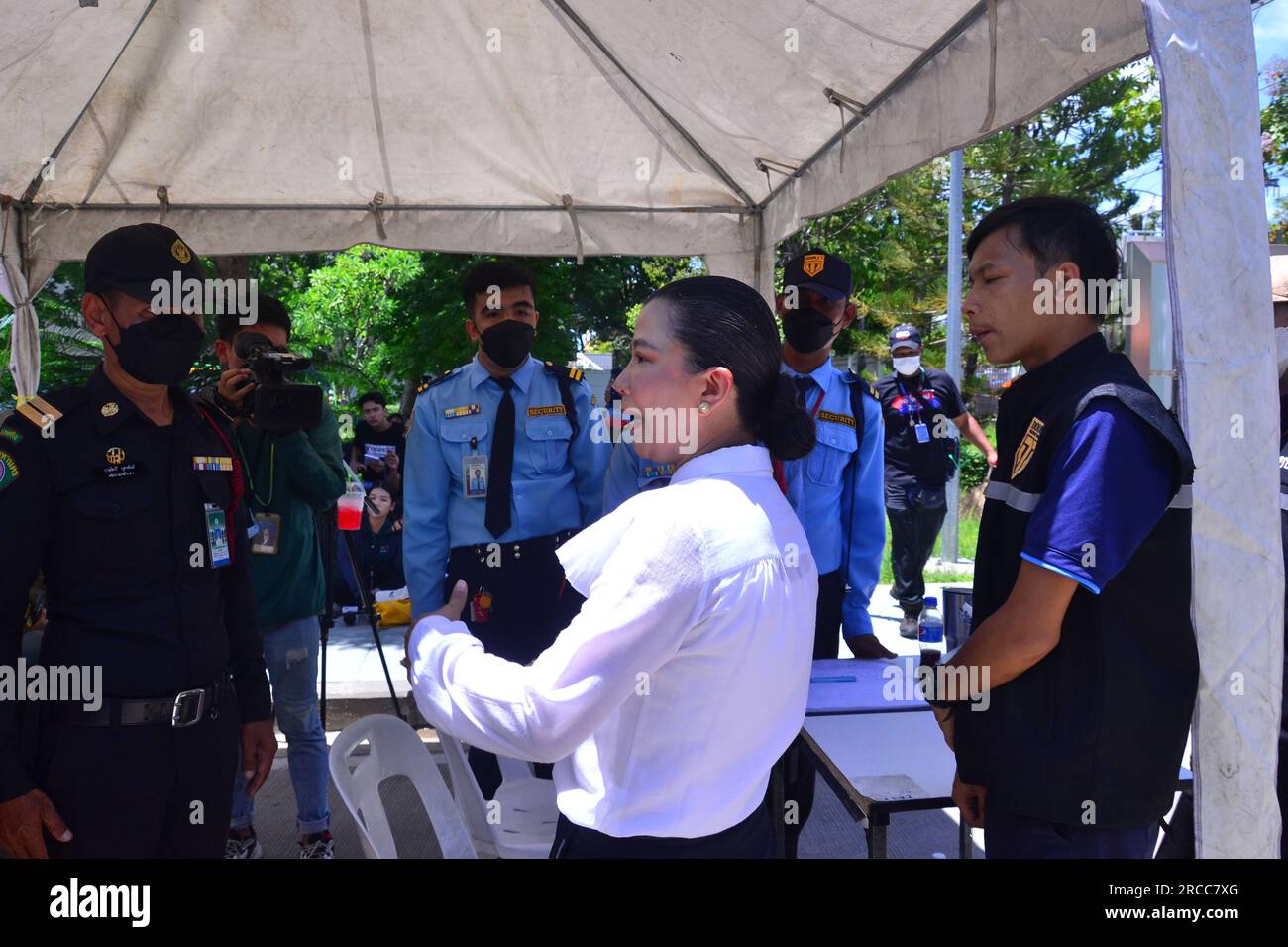 Le directeur de l'administration Dusit, le gouvernement local dans ce domaine, instruit le personnel de sécurité. Manifestation près du Parlement, Bangkok, Thaïlande. Le Parlement thaïlandais vote le 13 juillet pour décider si le leader du parti Move Forward, Pita Limjaroenrat, qui a remporté le plus grand nombre de sièges aux élections de mai, peut devenir le nouveau Premier ministre, mettant fin à 9 ans de règne de l'ancien chef de l'armée Prayuth Chan-ocha. Pita Limjaroenrat a perdu le vote pour devenir Premier ministre, 51 voix de moins que les 376 voix nécessaires. Banque D'Images