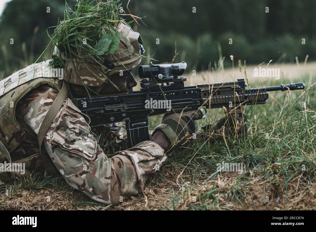 Les cadets officiers de l'armée britannique de la Royal Military Academy Sandhurst effectuent un assaut simulé pendant l'exercice academy Dynamic Victory à Grafenwoehr Training Area, en Allemagne, le 12 juillet 2023. L'exercice, et la formation en Allemagne, font partie du programme qui se situe entre un cadet officier et leur mise en service en tant qu'officier de l'armée dans l'armée britannique. (ÉTATS-UNIS Photo de l'armée par la CPS. Christian Carrillo) Banque D'Images