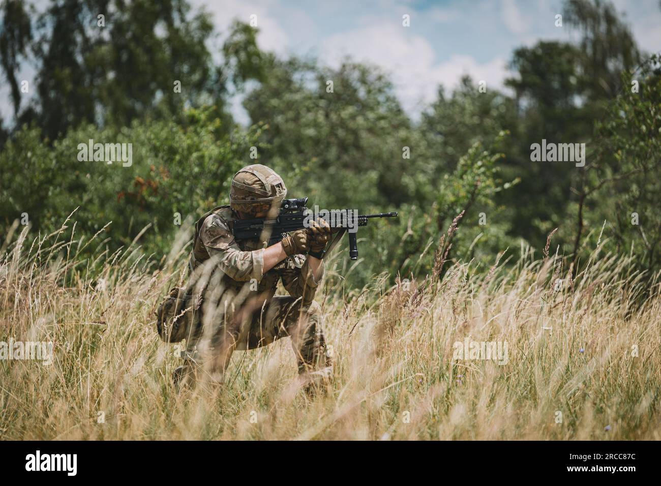 Les cadets officiers de l'armée britannique de la Royal Military Academy Sandhurst effectuent un assaut simulé pendant l'exercice academy Dynamic Victory à Grafenwoehr Training Area, en Allemagne, le 12 juillet 2023. L'exercice, et la formation en Allemagne, font partie du programme qui se situe entre un cadet officier et leur mise en service en tant qu'officier de l'armée dans l'armée britannique. (ÉTATS-UNIS Photo de l'armée par la CPS. Christian Carrillo) Banque D'Images
