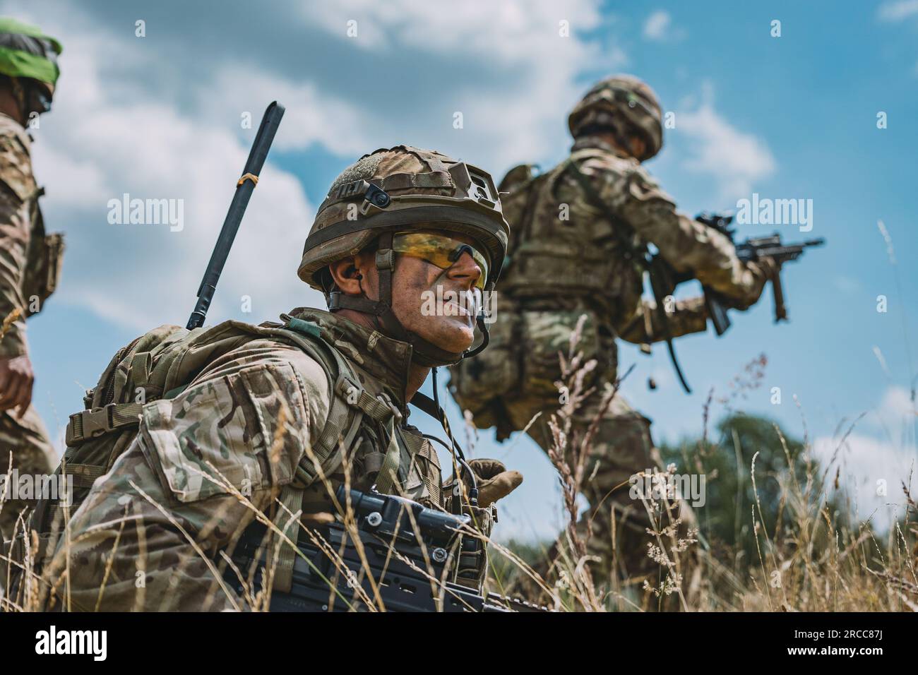 Les cadets officiers de l'armée britannique de la Royal Military Academy Sandhurst effectuent un assaut simulé pendant l'exercice academy Dynamic Victory à Grafenwoehr Training Area, en Allemagne, le 12 juillet 2023. L'exercice, et la formation en Allemagne, font partie du programme qui se situe entre un cadet officier et leur mise en service en tant qu'officier de l'armée dans l'armée britannique. (ÉTATS-UNIS Photo de l'armée par la CPS. Christian Carrillo) Banque D'Images