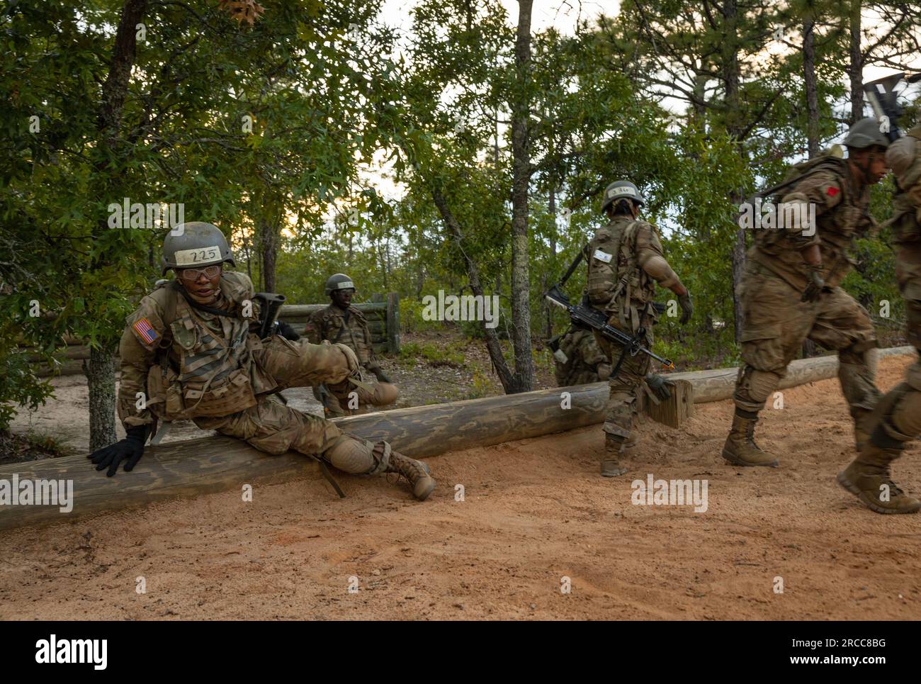 L’entraînement de base au combat, également connu sous le nom de « camp d’entraînement », est le processus de transformation des volontaires civils en soldats. Sur 10 semaines, les stagiaires passeront par quatre phases qui couvrent les valeurs fondamentales de l'Armée, l'entraînement physique, les premiers soins, les grenades à main, la course d'obstacles, maniement de tir au fusil de base, navigation, et trois exercices distincts sur le terrain. La formation de base produit des soldats disciplinés, résilients, en forme physique et compétents dans leurs compétences de base qui peuvent contribuer avec succès en tant que membres d’une équipe lorsqu’ils arrivent à leur première unité d’affectation. (Photo de l'armée AMÉRICAINE par Robin Hicks) Banque D'Images