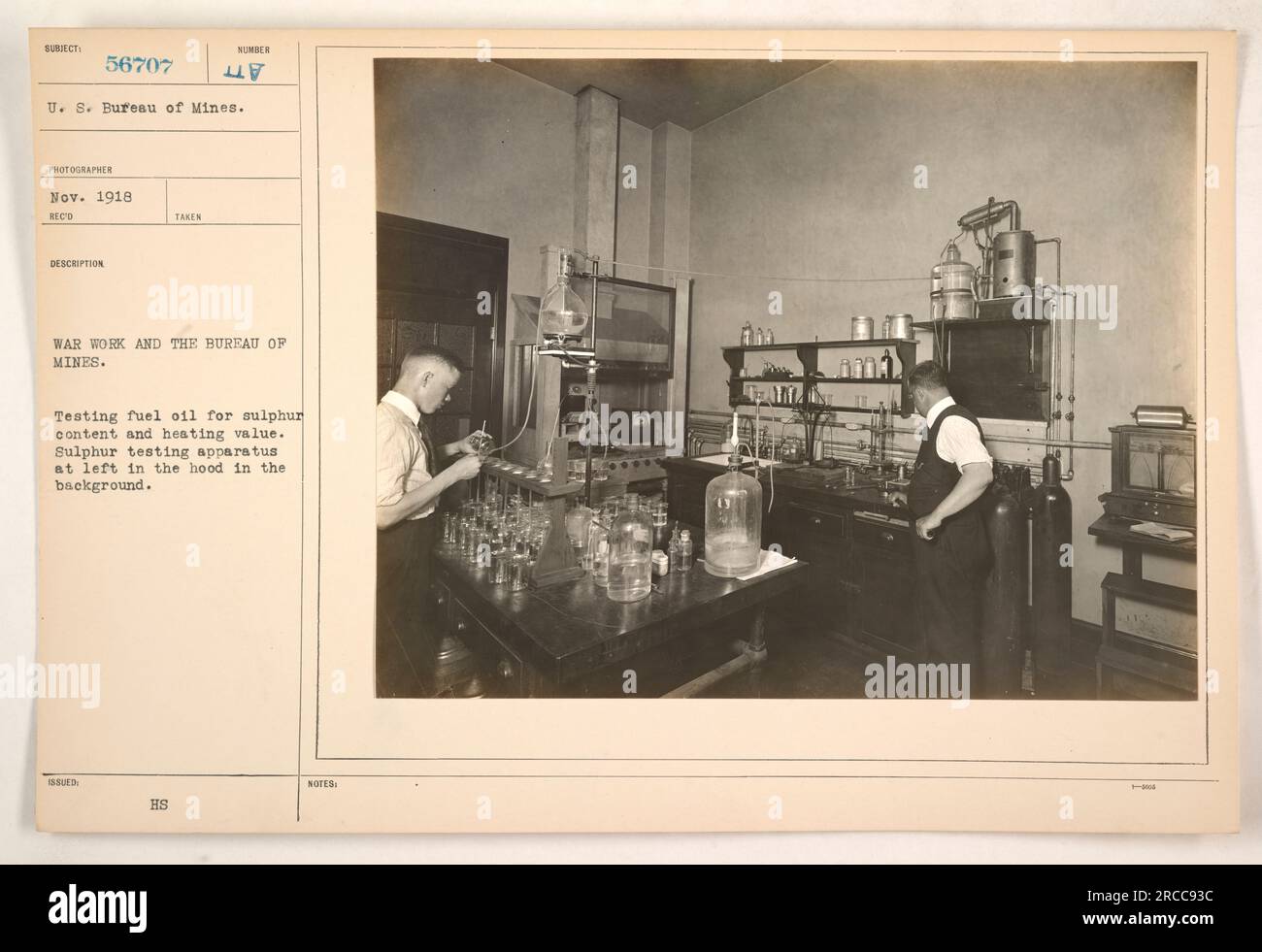 Cette photographie, prise en novembre 1918, montre une scène du travail de guerre et du Bureau des Mines. Le Bureau teste la teneur en soufre et la valeur calorifique du mazout. A gauche, on trouve un appareil d'essai de soufre placé dans une hotte en arrière-plan. Banque D'Images