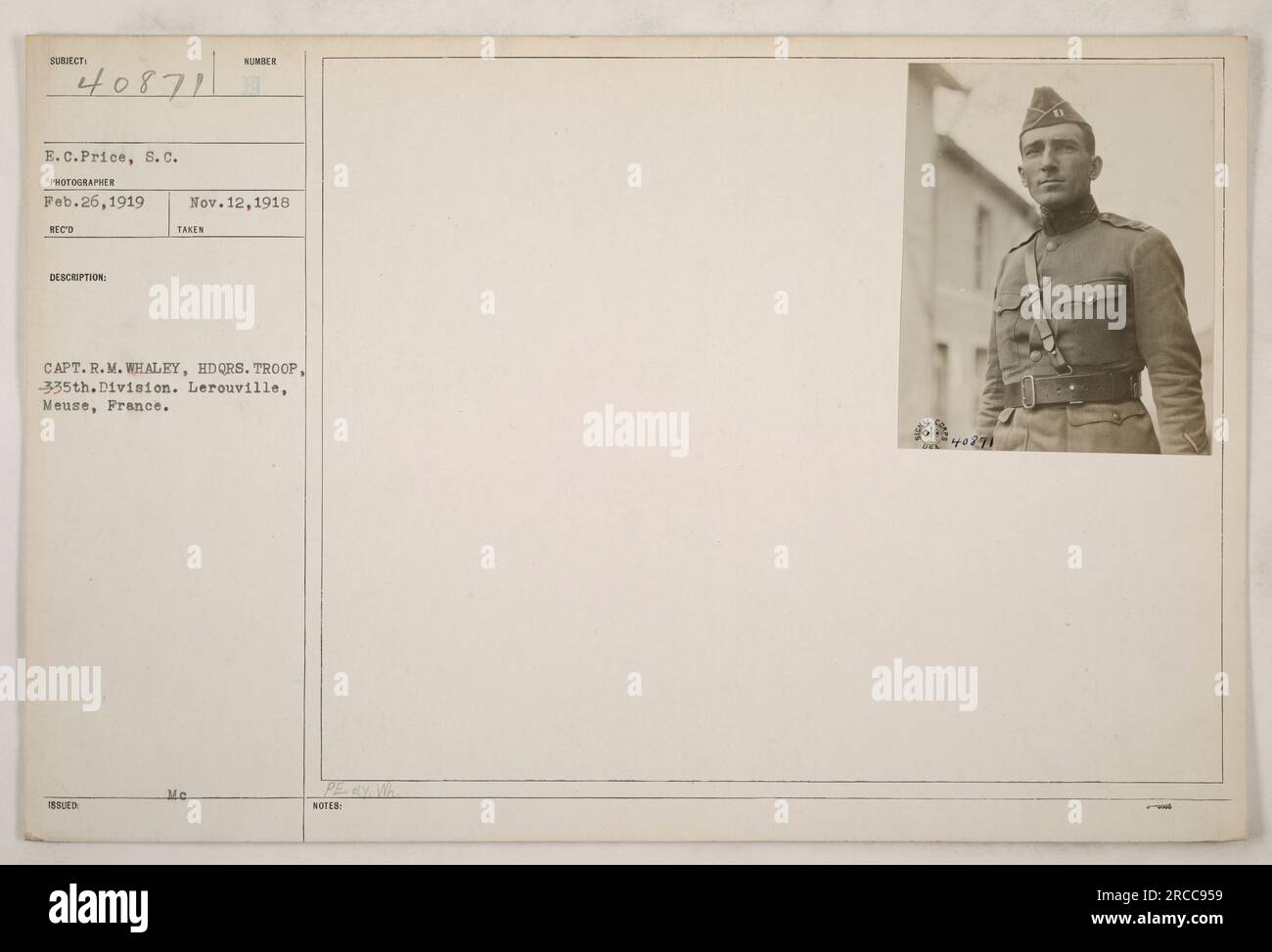 Soldats américains marchant à travers la ville de Lerouville, Meuse, France pendant la première Guerre mondiale. Sous-titré '111-SC-40871 408711 E.C. Price, S.C. PHOTOGRAPHE FEB.26,1919 RECO DESCRIPTION 8BLED PRISE NUMÉRO NOV. 12,1918 CAPT.R.M. WHALEY, HDQRS. TROUPE, -335e. Division.' Banque D'Images