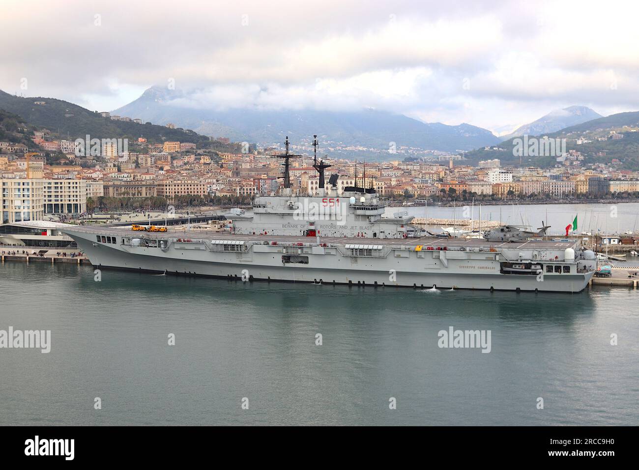 Le porte-avions italien Giuseppe Garibaldi, le premier porte-avions traversant construit pour la marine italienne, amarré à Salerne, en Italie, en avril 2023. Banque D'Images