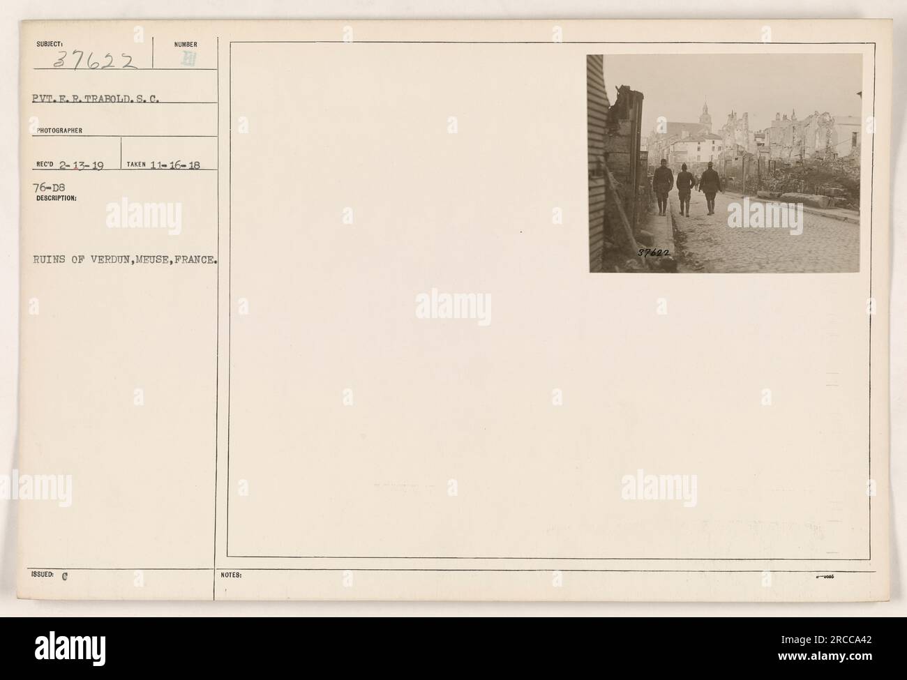 Une photographie montrant les ruines de Verdun dans la Meuse, France. Prise le 16 novembre 1918 par le soldat E.R. Trabold, un membre du signal corps. Les informations de légende confirment l'identification de la photographie et fournissent des détails supplémentaires tels que le numéro du photographe et la date à laquelle l'image a été reçue. Banque D'Images