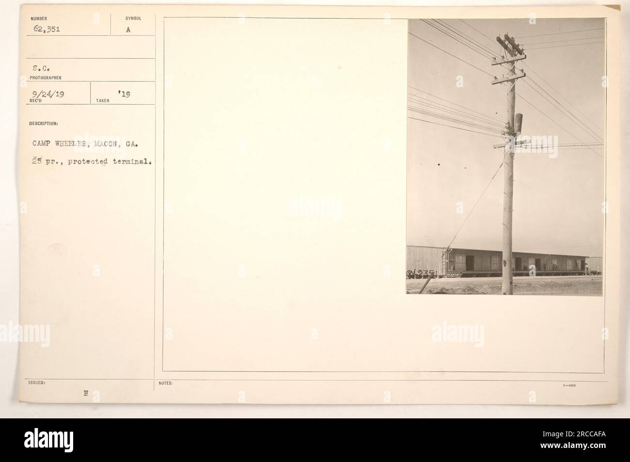 Des soldats du camp Wheeler à Macon, en Géorgie, sont vus charger et exploiter un terminal d'artillerie protégé de 25 livres. Cette photographie a été prise le 24 septembre 1919 par Syndol A. l'image capture un moment d'activités militaires pendant la première Guerre mondiale. Banque D'Images