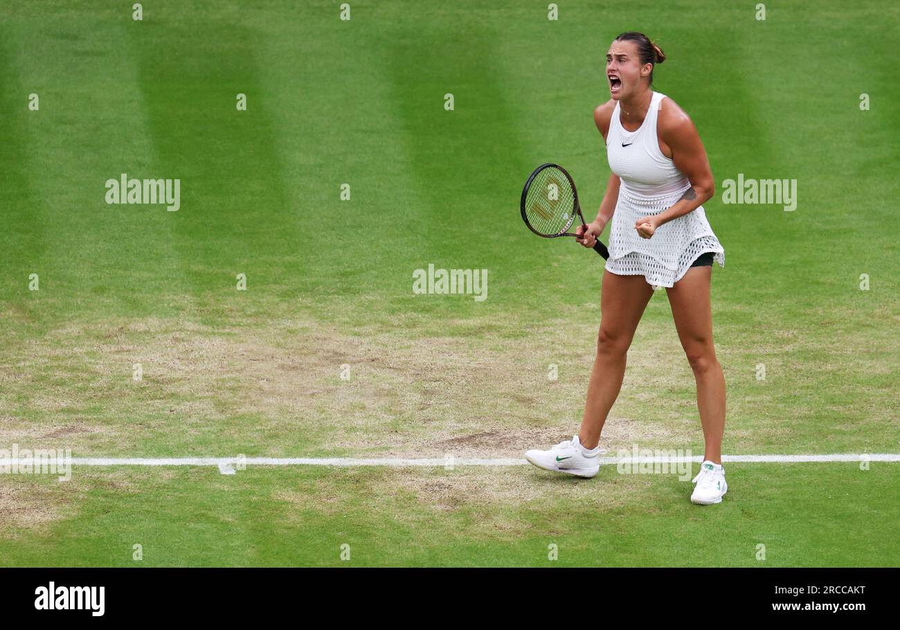 Londres, Grande-Bretagne. 13 juillet 2023. Aryna Sabalenka réagit lors de la demi-finale féminine en simple entre ONS Jabeur de Tunisie et Aryna Sabalenka de Biélorussie au championnat de tennis de Wimbledon à Londres, en Grande-Bretagne, le 13 juillet 2023. Crédit : Li Ying/Xinhua/Alamy Live News Banque D'Images