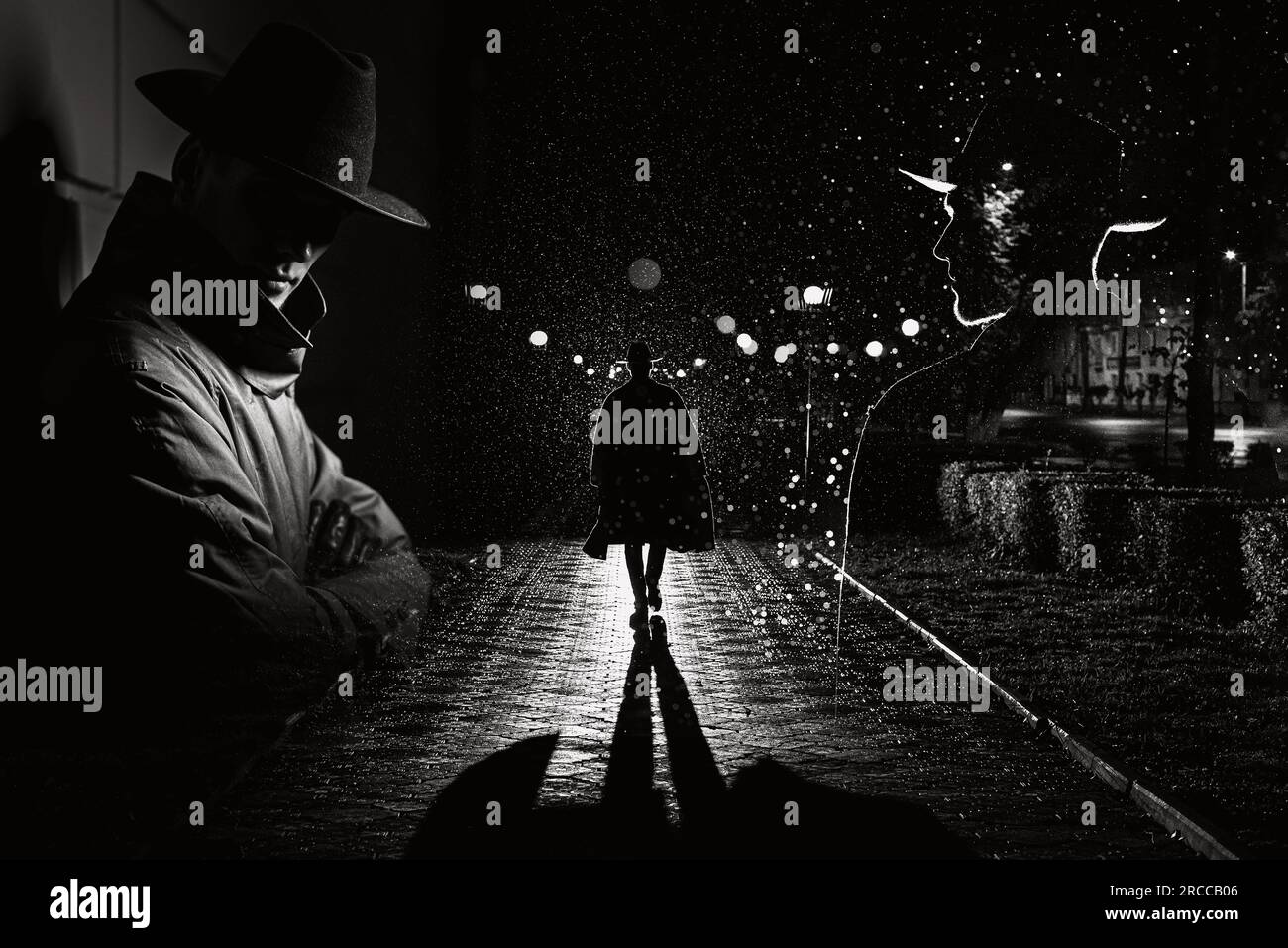 homme agent d'espionnage détective en imperméable et chapeau dans la ville de nuit avec pluie dans le style du film noir. Collage avec des silhouettes masculines sombres Banque D'Images