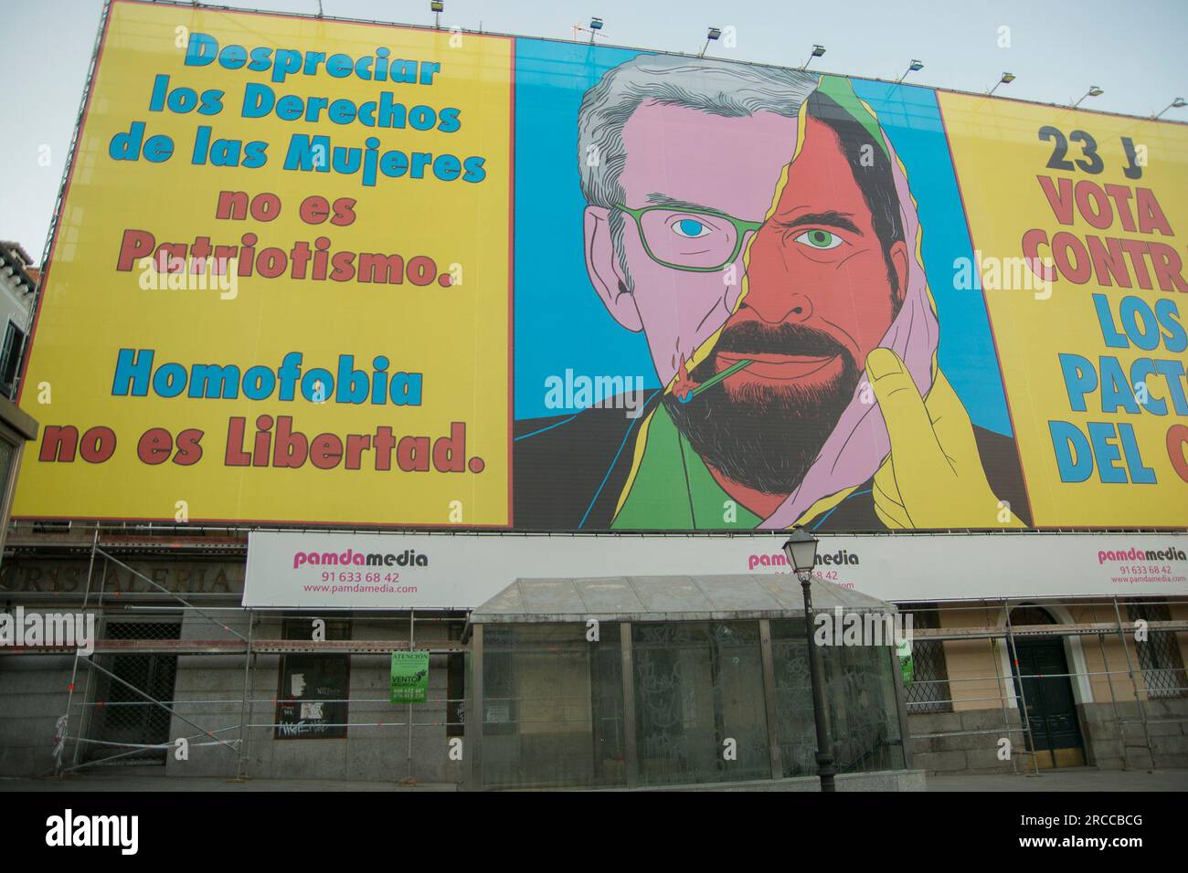 Madrid, Espagne. 12 juillet 2023. Suivez la guerre des toiles avec des messages politiques à Madrid. Après l'action de vendredi dernier, dans laquelle un groupe de militants contre les expulsions a couvert l'annonce controversée de la société Desokupa sur la rue Atocha, ce lundi la Fondation Avaaz a affiché une bannière à Chueca où vous pouvez voir le leader de Vox, Santiago Abascal, Jetez un coup d'œil sous le visage du président du PP Alberto Núñez Feijóo. Ainsi que le message "Votez contre les pactes haineux". (Photo Alberto Sibaja/Pacific Press) crédit : Pacific Press Media production Corp./Alamy Live News Banque D'Images