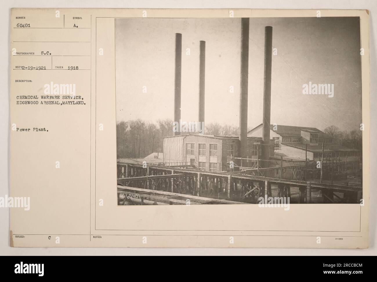L'image montre une centrale électrique à Edgewood Arsenal dans le Maryland, appartenant au Chemical Warfare Service pendant la première Guerre mondiale. L'identification de la plante est 'SUNSER 60401' et elle a été photographiée par S.C. La description mentionne que la photo a été prise en 1918. L'image faisait partie d'une collection étiquetée REC82-19-1921. Le logo de l'usine comprend le symbole du Chemical Warfare Service. L'image a été distribuée par A.C. Noteb et porte le code 060401. Banque D'Images L'image montre une centrale électrique à Edgewood Arsenal dans le Maryland, appartenant au Chemical Warfare Service pendant la première Guerre mondiale. L'identification de la plante est 'SUNSER 60401' et elle a été photographiée par S.C. La description mentionne que la photo a été prise en 1918. L'image faisait partie d'une collection étiquetée REC82-19-1921. Le logo de l'usine comprend le symbole du Chemical Warfare Service. L'image a été distribuée par A.C. Noteb et porte le code 060401. Banque D'Images