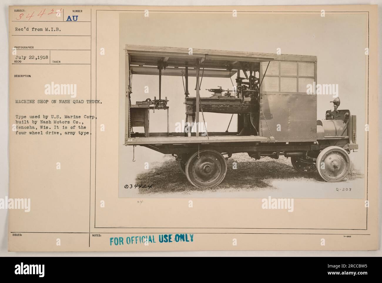 Le personnel du corps des Marines AMÉRICAIN exploitant un atelier d'usinage sur un camion Nash Quad pendant la première Guerre mondiale. Le camion, construit par Nash Motors Co., Kenosha, Wisconsin, est un véhicule de type militaire à quatre roues motrices. Photographie prise le 22 juillet 1918. Le numéro d'image est 34424. Banque D'Images Le personnel du corps des Marines AMÉRICAIN exploitant un atelier d'usinage sur un camion Nash Quad pendant la première Guerre mondiale. Le camion, construit par Nash Motors Co., Kenosha, Wisconsin, est un véhicule de type militaire à quatre roues motrices. Photographie prise le 22 juillet 1918. Le numéro d'image est 34424. Banque D'Images