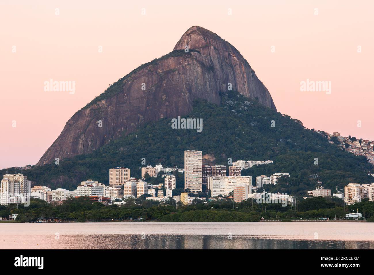 Vue de la lagune rodrigo de freitas à Rio de Janeiro au Brésil. Banque D'Images