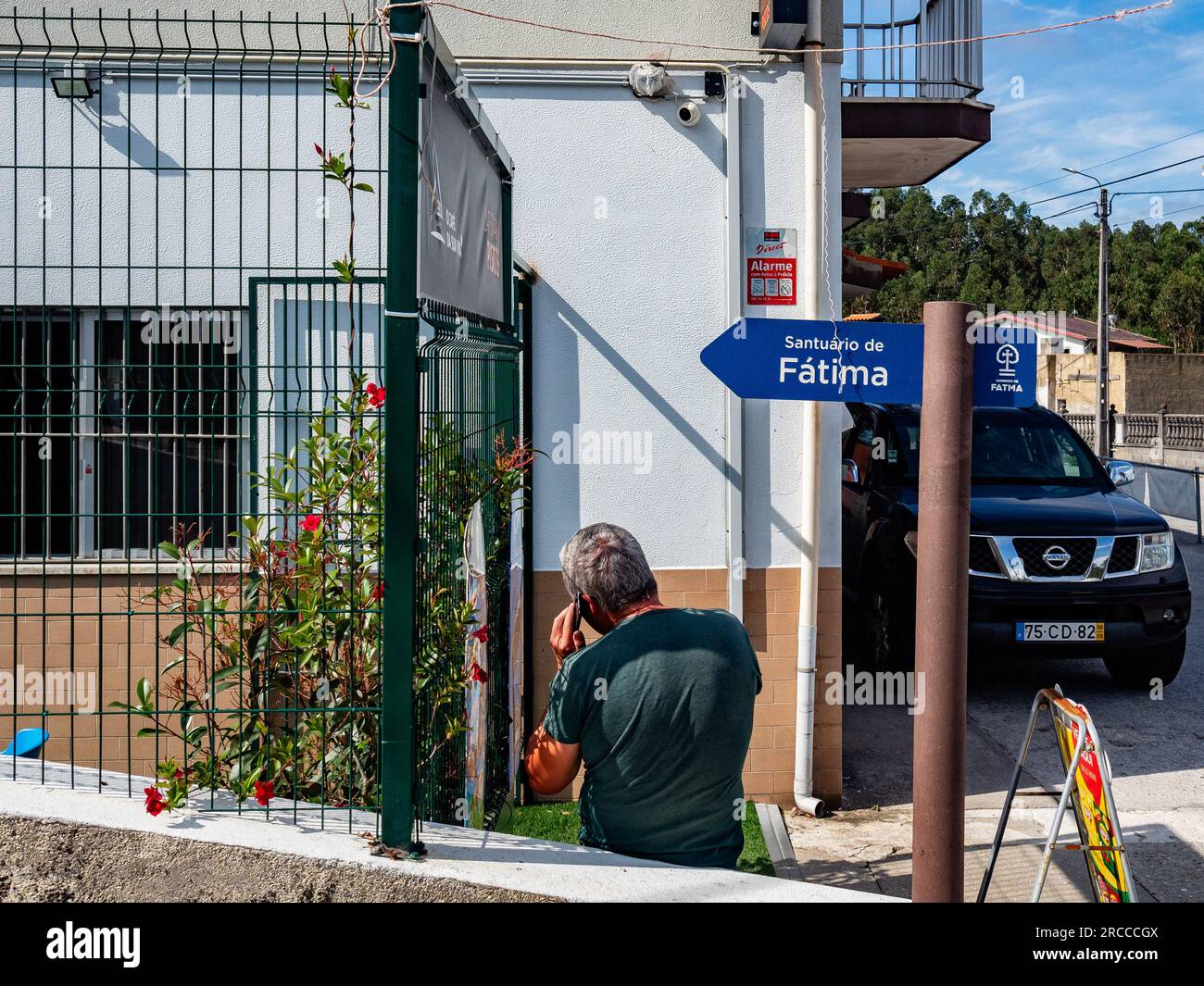 Un local est vu parler sur son téléphone portable près d'un panneau qui pointe vers Fatima. La route côtière du Camino portugais est une belle promenade alternative à la route centrale. La distance totale de la route est de 280 km. Il commence à Porto et suit la côte jusqu'à Redondela en Espagne où il fusionne avec la route centrale. Environ 30% des pèlerins qui terminent le Camino portugais marchent sur la voie côtière. Le Camino portugais devient de plus en plus populaire, et de nombreux pèlerins choisissent cet itinéraire comme alternative au Camino Frances. (Photo Ana Fernandez/SOPA Images/Sipa USA) Banque D'Images