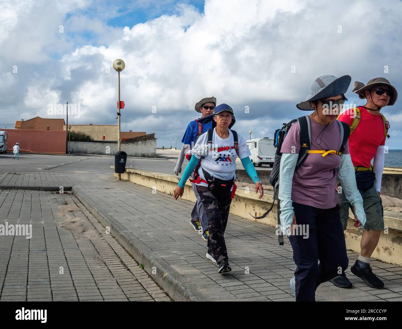 13 juin 2023, Aguçadoura, PÃ³voa de Varzim, Portugal : un groupe de pèlerins asiatiques est vu marcher sur la route. La route côtière du Camino portugais est une belle promenade alternative à la route centrale. La distance totale de la route est de 280 km. Il commence à Porto et suit la côte jusqu'à Redondela en Espagne où il fusionne avec la route centrale. Environ 30% des pèlerins qui terminent le Camino portugais marchent sur la voie côtière. Le Camino portugais devient de plus en plus populaire, et de nombreux pèlerins choisissent cet itinéraire comme alternative au Camino Frances. La route côtière des Portugues Banque D'Images