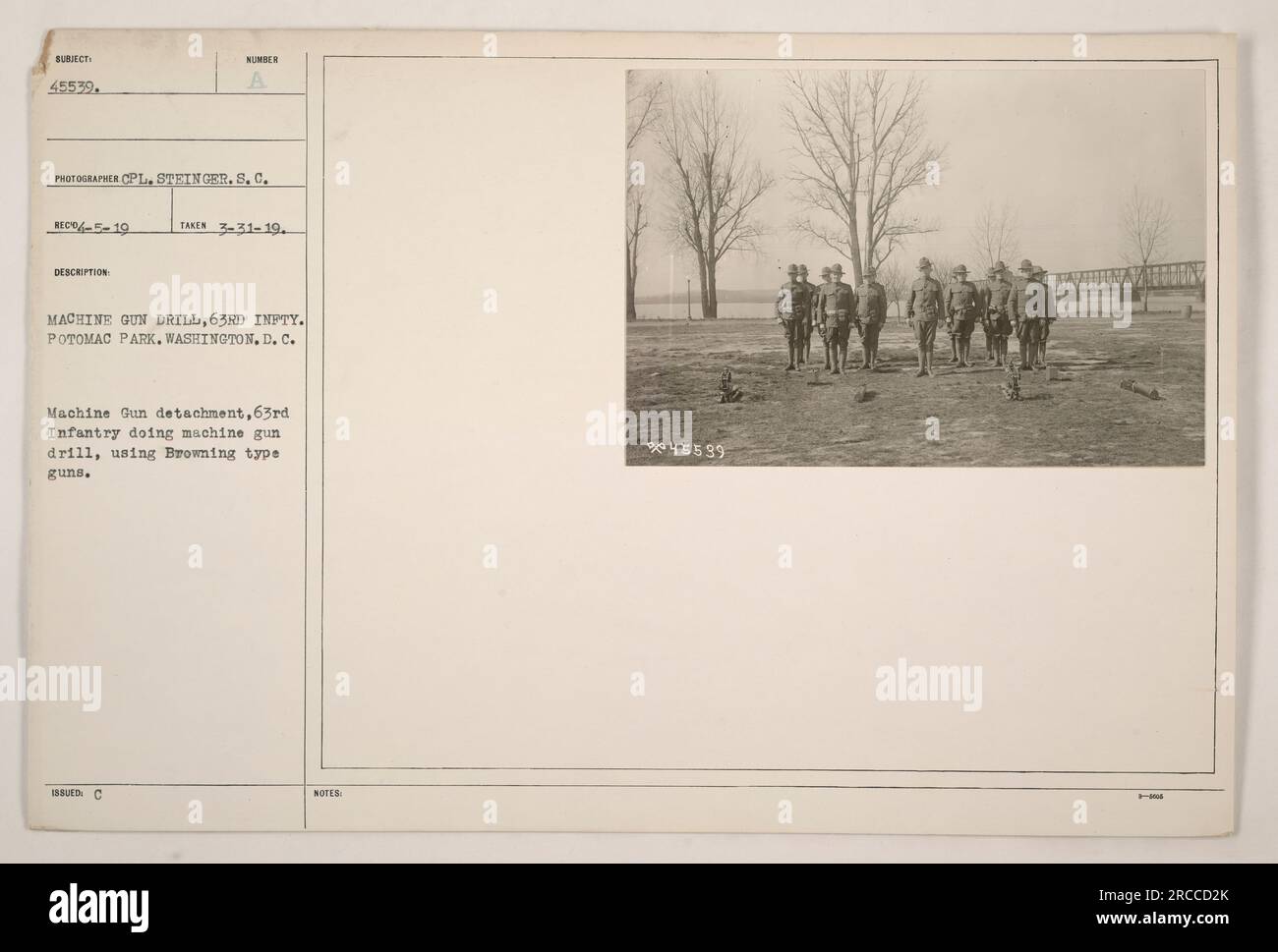 Exercice de mitrailleuses à Potomac Park, Washington DC effectué par le détachement de mitrailleuses du 63rd Infantry. Les soldats sont vus utilisant des canons de type Browning pour la foreuse. La photographie a été prise le 31 mars 1919 par le caporal Steinger. L'image porte le numéro de référence '*45539'. Banque D'Images