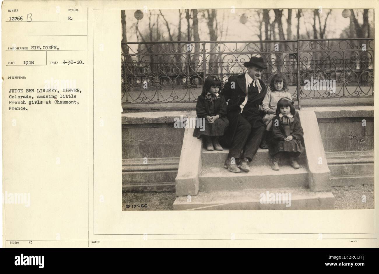 Le juge Ben Lindsey de Denver, Colorado, interagit avec des filles françaises à Chaumont, en France, pendant la première Guerre mondiale. La photo, prise le 30 avril 1918, montre un moment amusant entre le juge américain et les enfants. Cette image fait partie du SIG. La collection du corps est numérotée 12266 en 1969. Banque D'Images