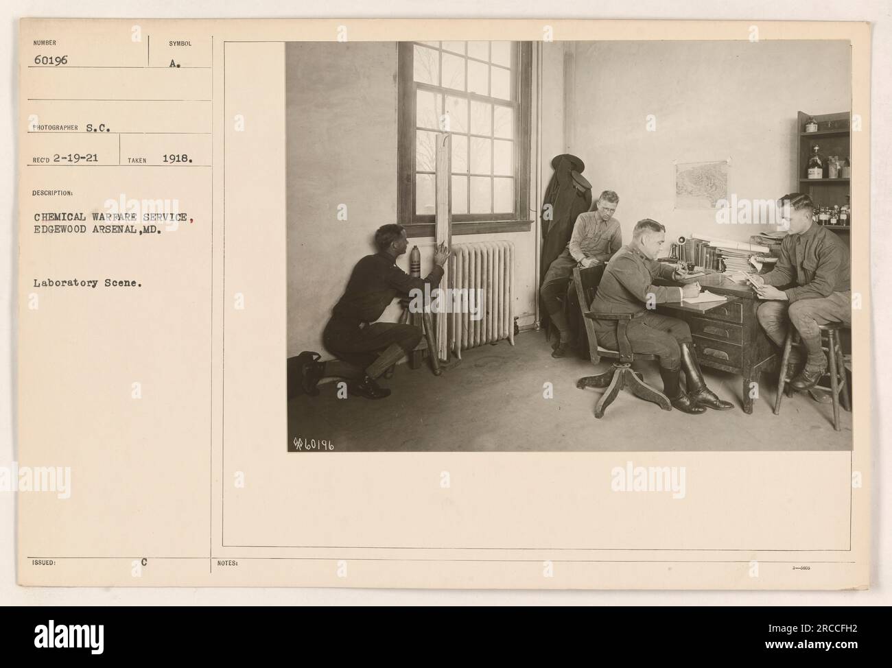 Une scène de laboratoire dans le Chemical Warfare Service à Edgewood Arsenal, MD. La photographie, prise en 1918, montre du matériel et du personnel travaillant à la recherche et au développement sur la guerre chimique. Le symbole A. 188 C et les notes 460196 2 fournissent des informations d'identification supplémentaires pour l'image. Banque D'Images