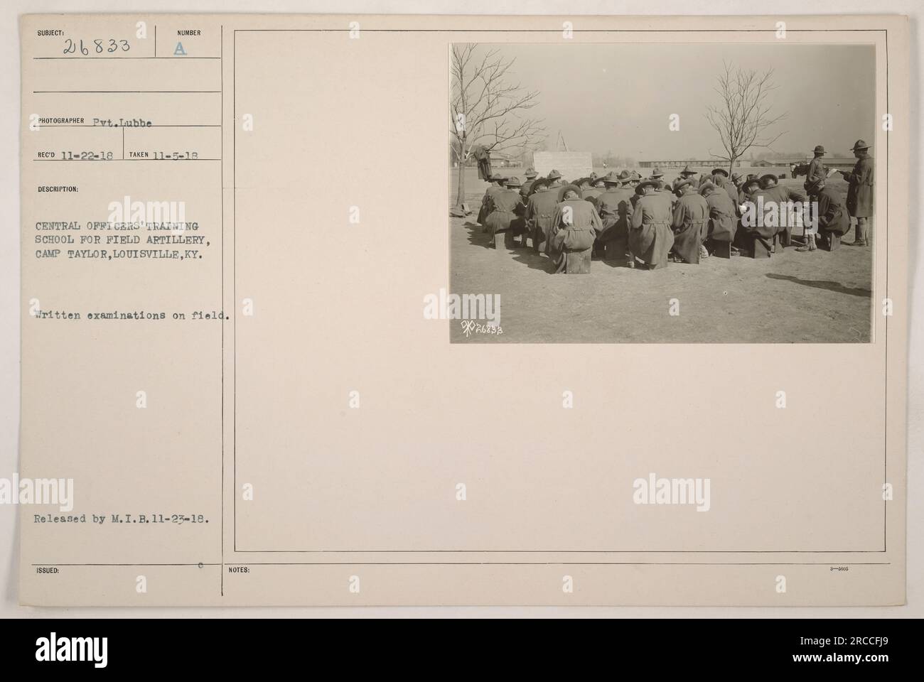 Un groupe de soldats passant un examen écrit à une école centrale de formation des officiers pour l'artillerie de campagne au camp Taylor, Louisville, Kentucky. La photographie a été prise le 5 novembre 1918 et a été publiée par la branche du renseignement militaire le 23 novembre 1918. Remarque : le numéro de référence de cette image est 2026333. Banque D'Images