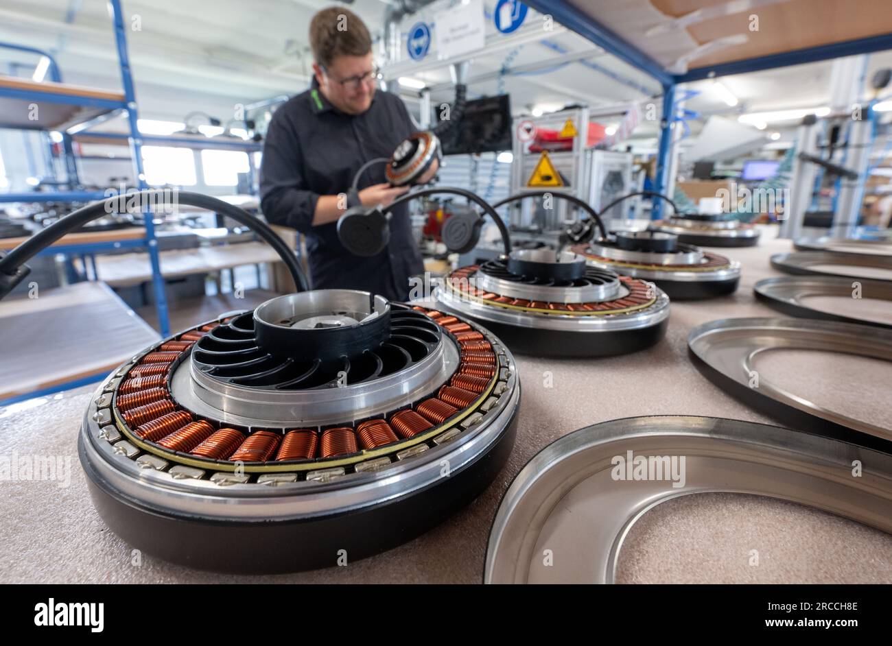 10 juillet 2023, Saxe, Wilkau-Haßlau : les composants des moteurs de pédalier sont assemblés sur le site de production Pendix GmbH à Wilkau-Haßlau. La société basée à Zwickau fabrique un entraînement électrique comme kit de rattrapage pour les vélos conventionnels. Un moteur à disque et une batterie permettent aux vélos d'être mis à niveau en e-bikes. L'industrie de la bicyclette en Saxe a bénéficié de l'essor du secteur ces dernières années et ouvre la voie à l'avenir. Par exemple, de nouvelles start-ups ont vu le jour aux côtés de la société traditionnelle Diamant. Avec environ 10 000 employés dans plus de 300 entreprises, l'industrie à Saxo Banque D'Images